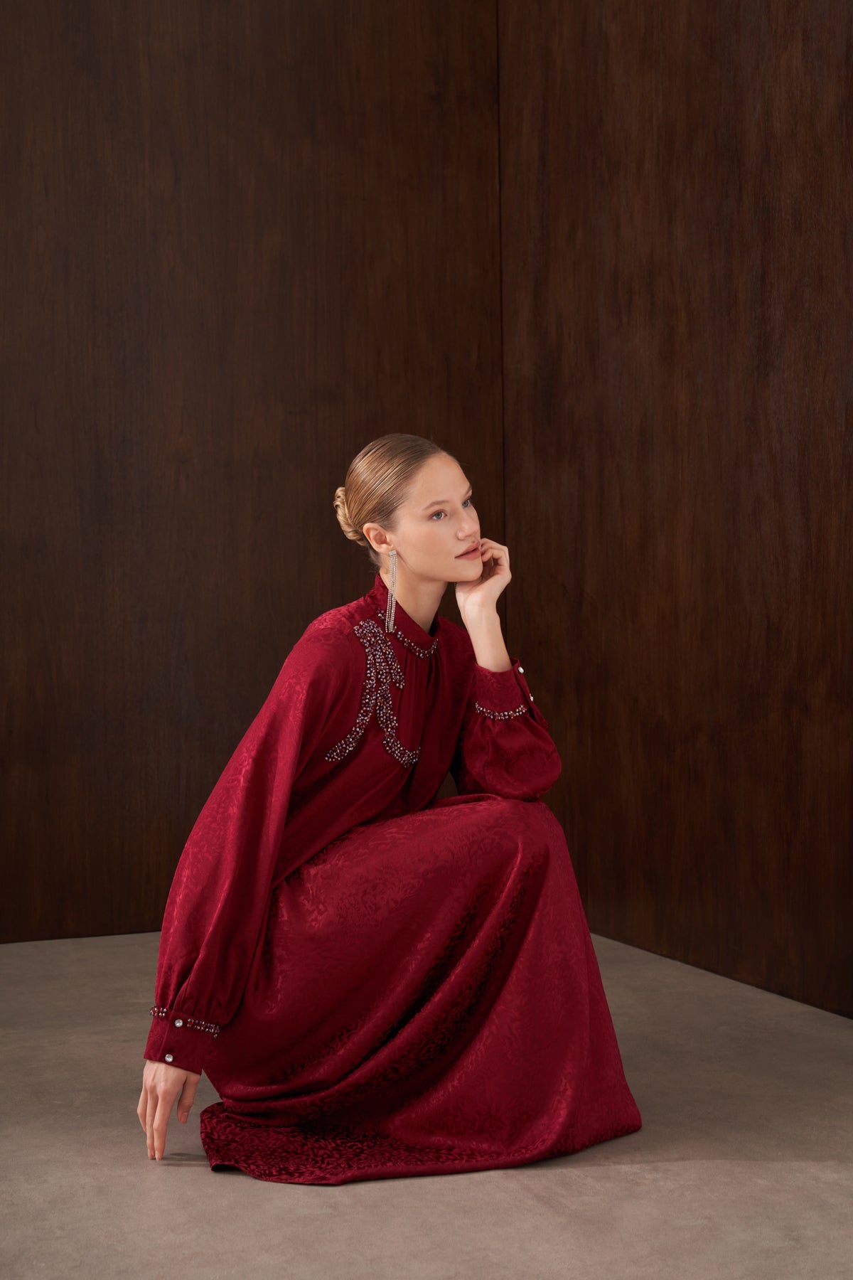 Jakar İpek Kumaş Omuzu Elişi Detaylı Elbise - bordo