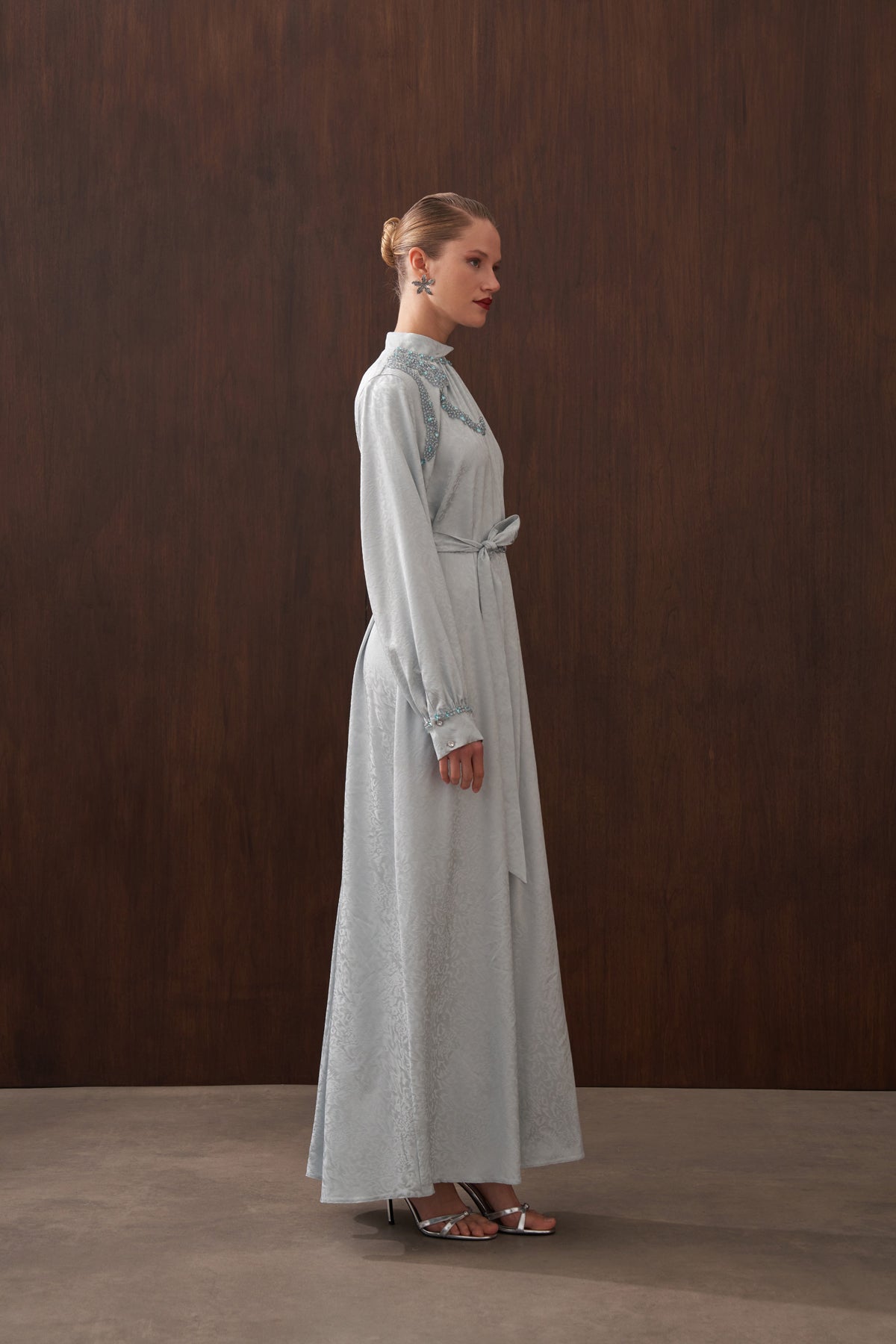 Jakar İpek Kumaş Omuzu Elişi Detaylı Elbise - mavi