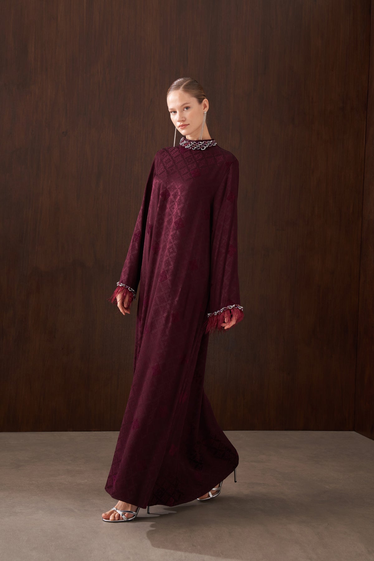 Taş ve Tüy Detaylı Jakarlı Elbise - bordo