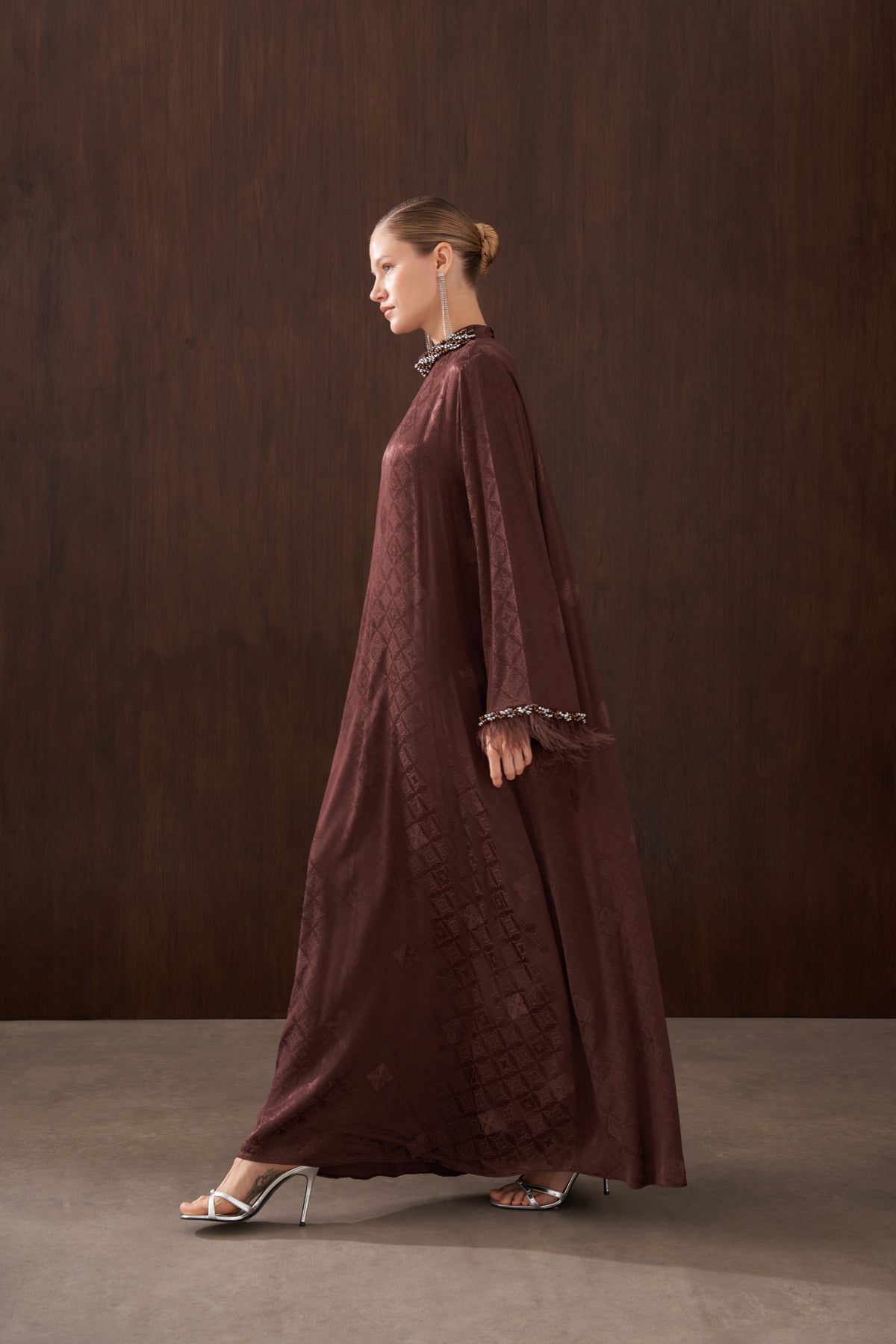 Taş ve Tüy Detaylı Jakarlı Elbise - kahve