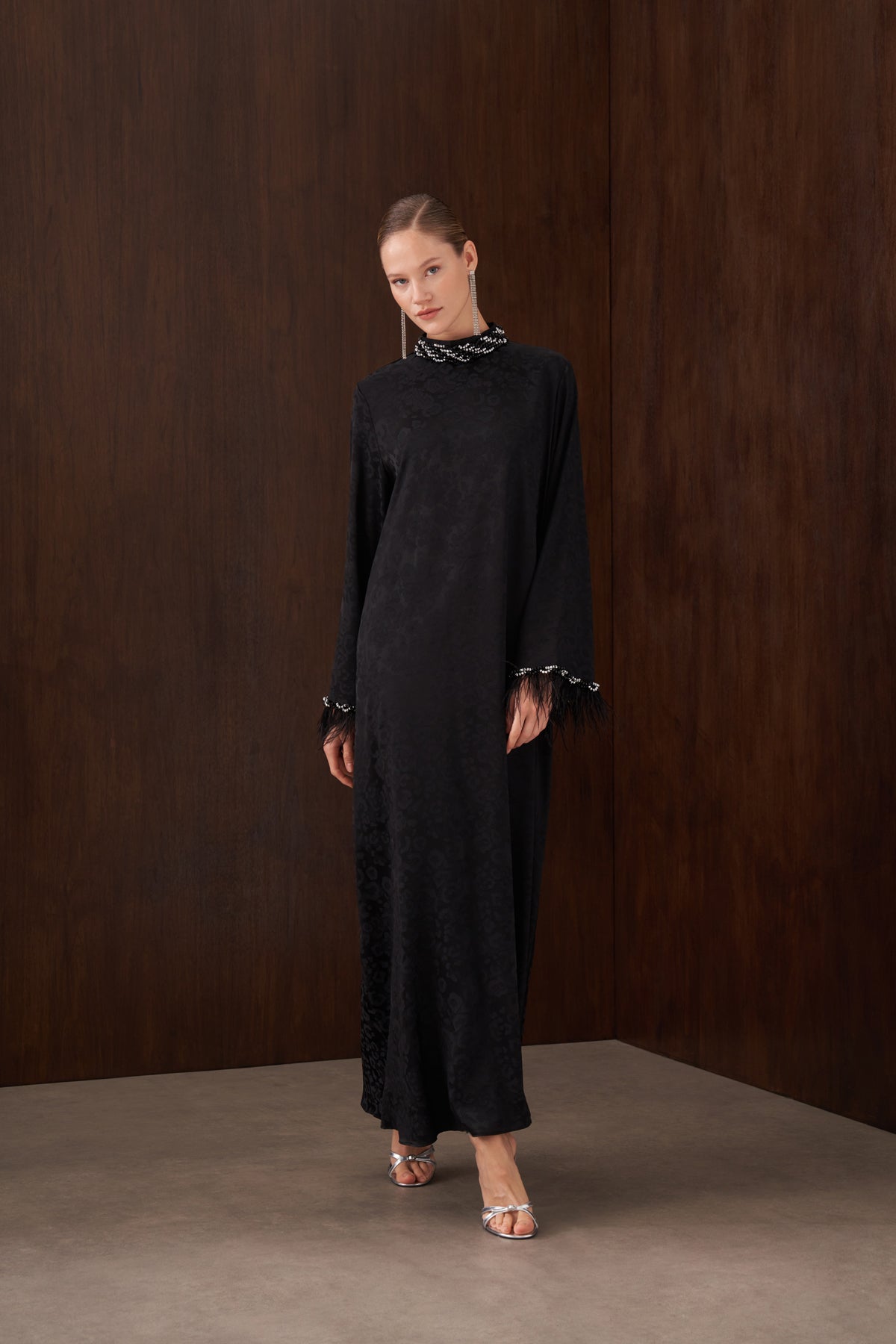 Taş ve Tüy Detaylı Jakarlı Elbise