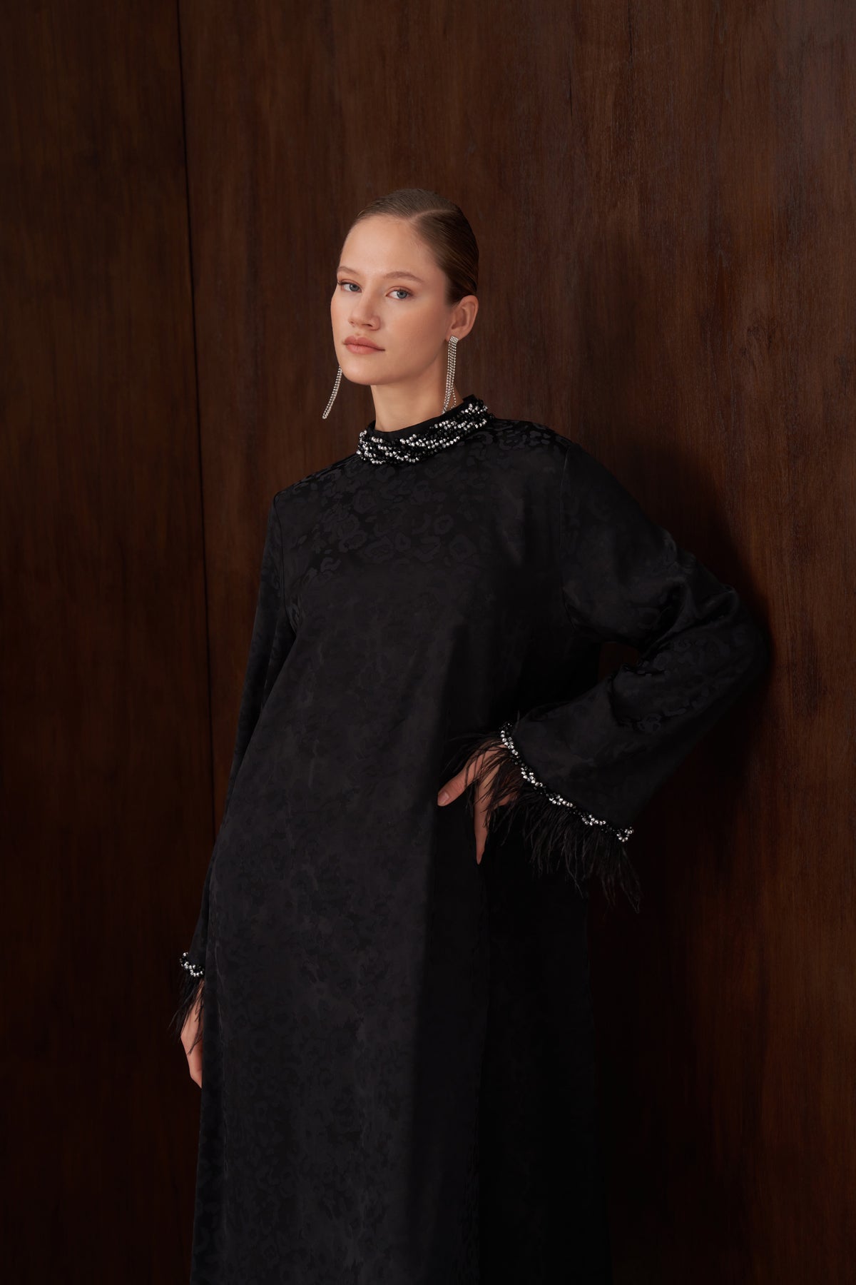 Taş ve Tüy Detaylı Jakarlı Elbise