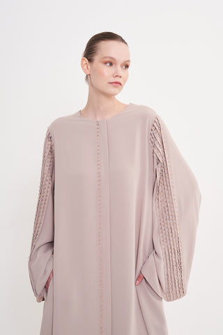 عباية بتطريز يدوي بتفاصيل الخرز على الأكمام وفتحة الصدر