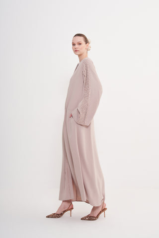 عباية بتطريز يدوي بتفاصيل الخرز على الأكمام وفتحة الصدر