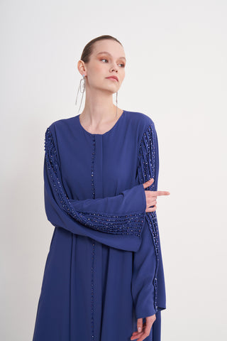 عباية بتطريز يدوي بتفاصيل الخرز على الأكمام وفتحة الصدر