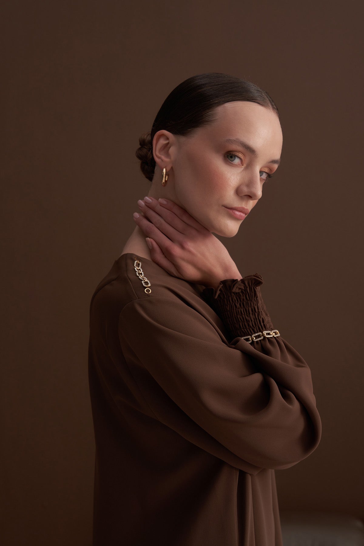 Kol Uçları ve Omuzda Zincir Taş Detaylı Ferace - kahverengi