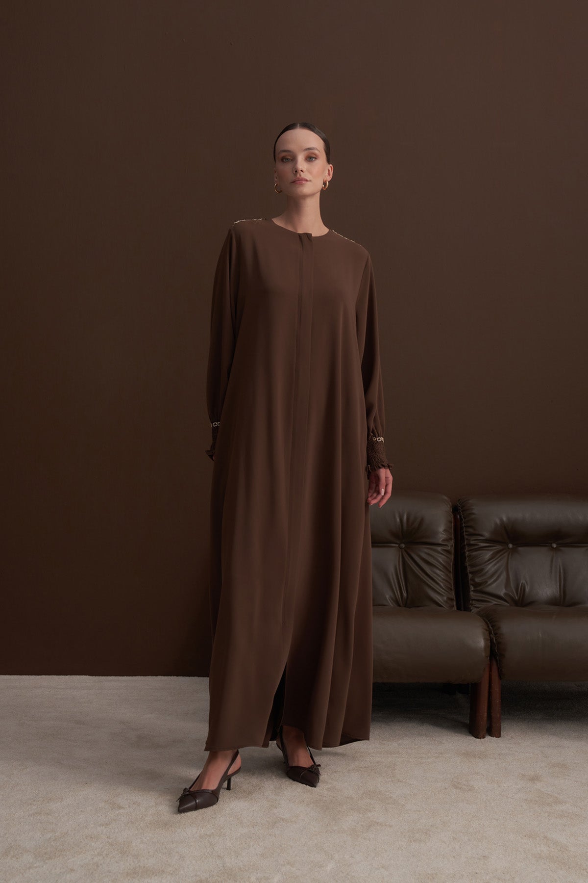 Kol Uçları ve Omuzda Zincir Taş Detaylı Ferace - kahverengi