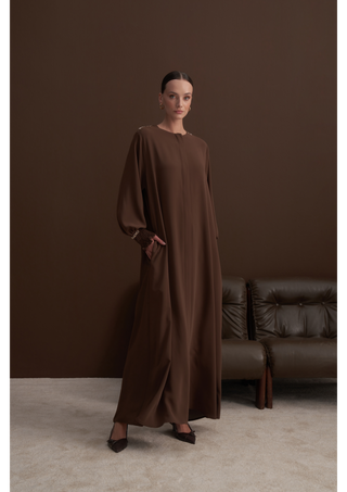 Kol Uçları ve Omuzda Zincir Taş Detaylı Ferace - kahverengi