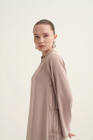 Yanları Şifonlu ve İşlemeli Ferace - koyu bej