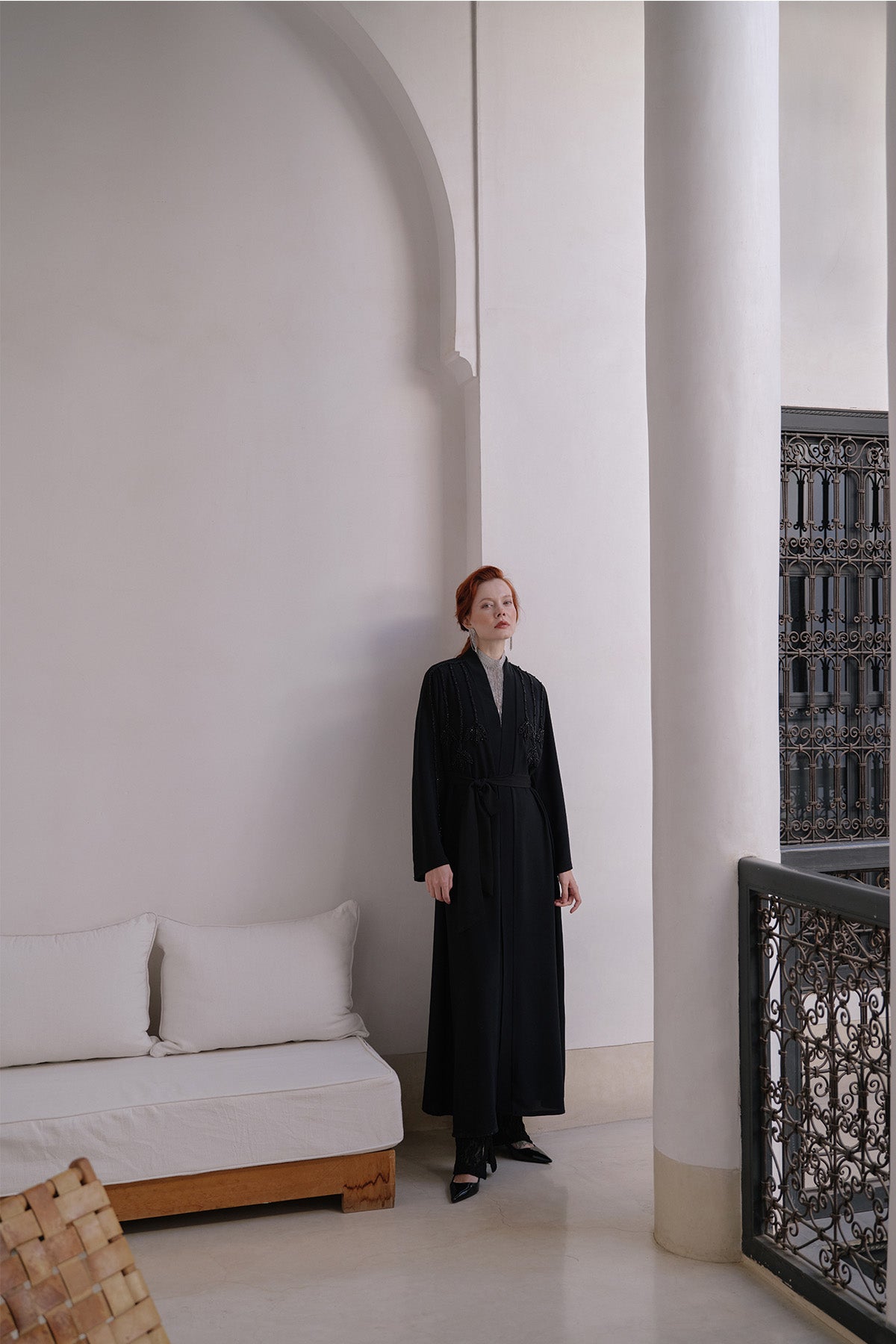 Önü Ve Kolları Taş İşlemeli Abaya - Siyah