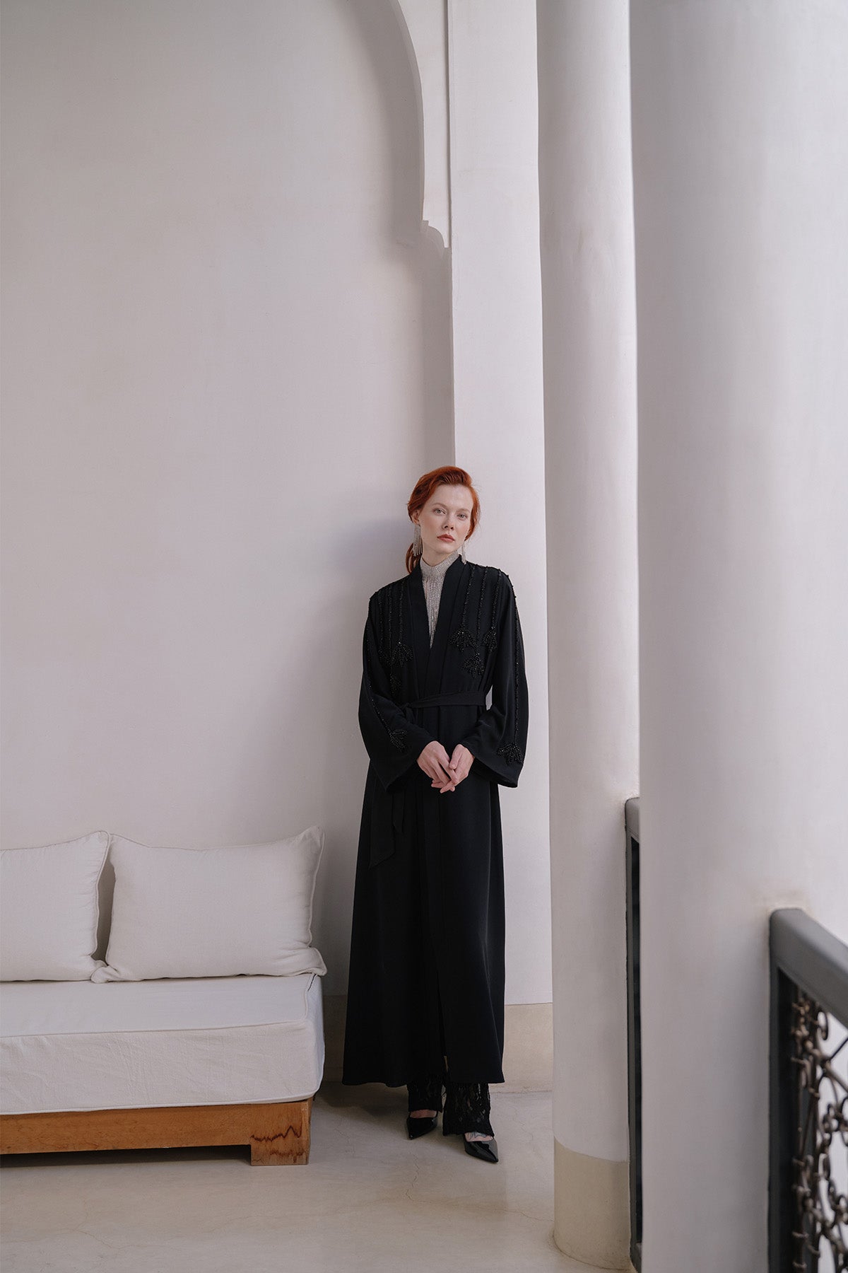 Önü Ve Kolları Taş İşlemeli Abaya - Siyah