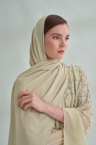 Абайя из шифона с воротником-стойкой и принтом под камень