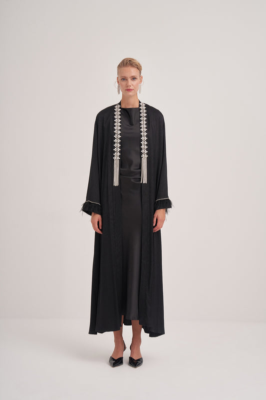 Önü Sarkık Taşlı Kolları Tüy Detaylı Abaya - SİYAH GÜMÜŞ