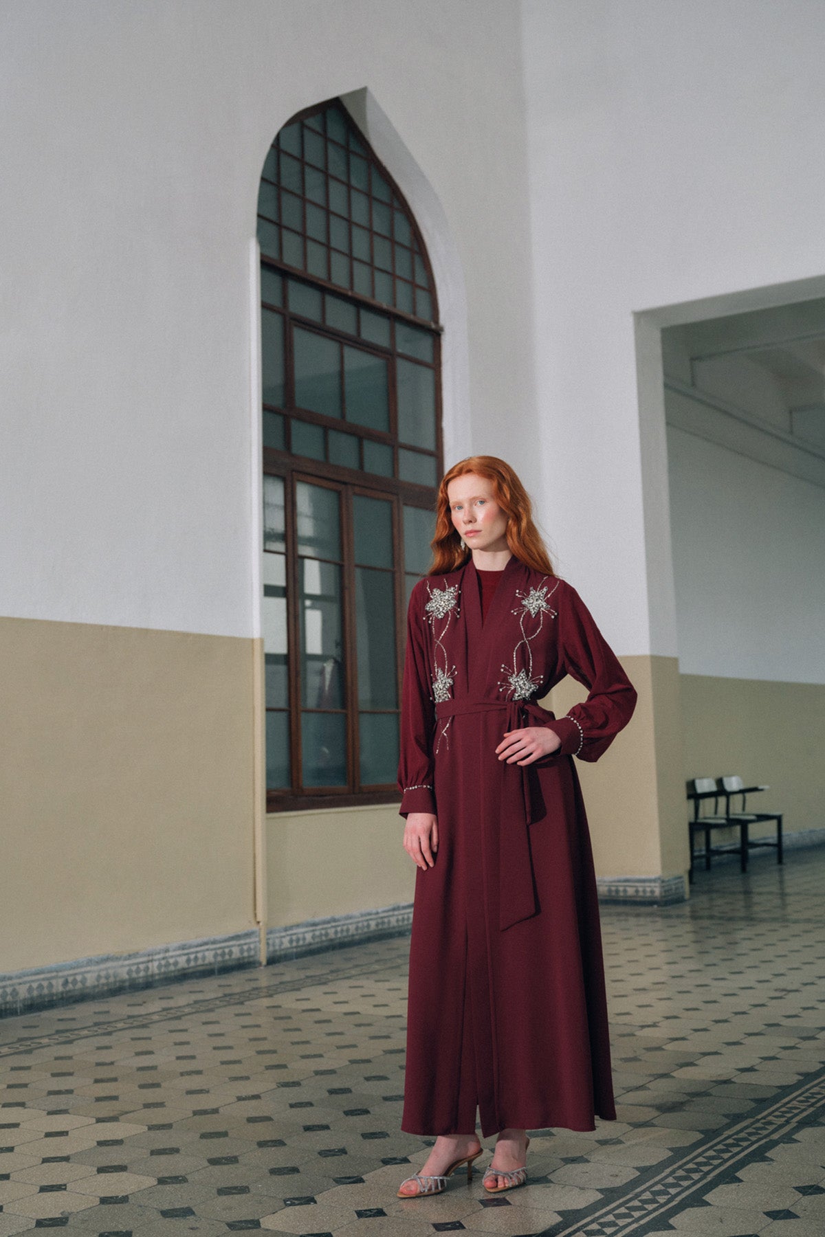 Kolları Şifon ve Omuzdan Aşağı Taş İşleme Detaylı Abaya - bordo