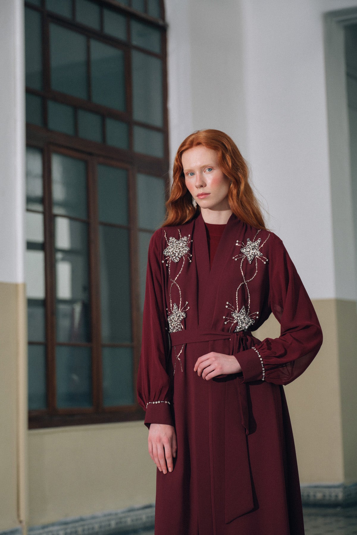 Kolları Şifon ve Omuzdan Aşağı Taş İşleme Detaylı Abaya - bordo