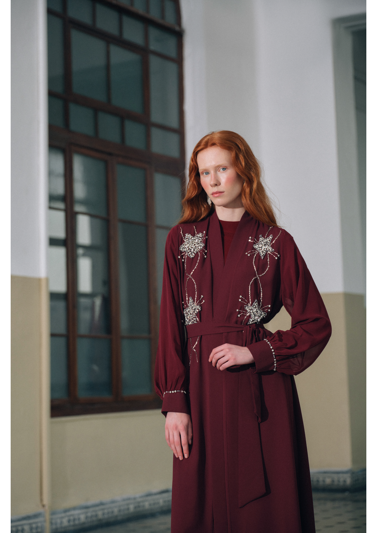 Kolları Şifon ve Omuzdan Aşağı Taş İşleme Detaylı Abaya - bordo