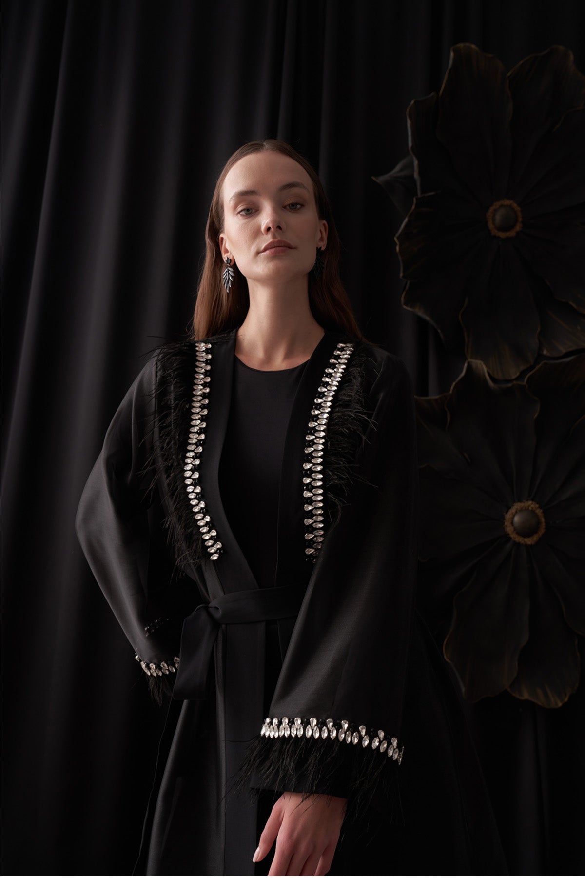 Kol ve Yaka El İşi Taş ve Tüy Detaylı Abaya - siyah