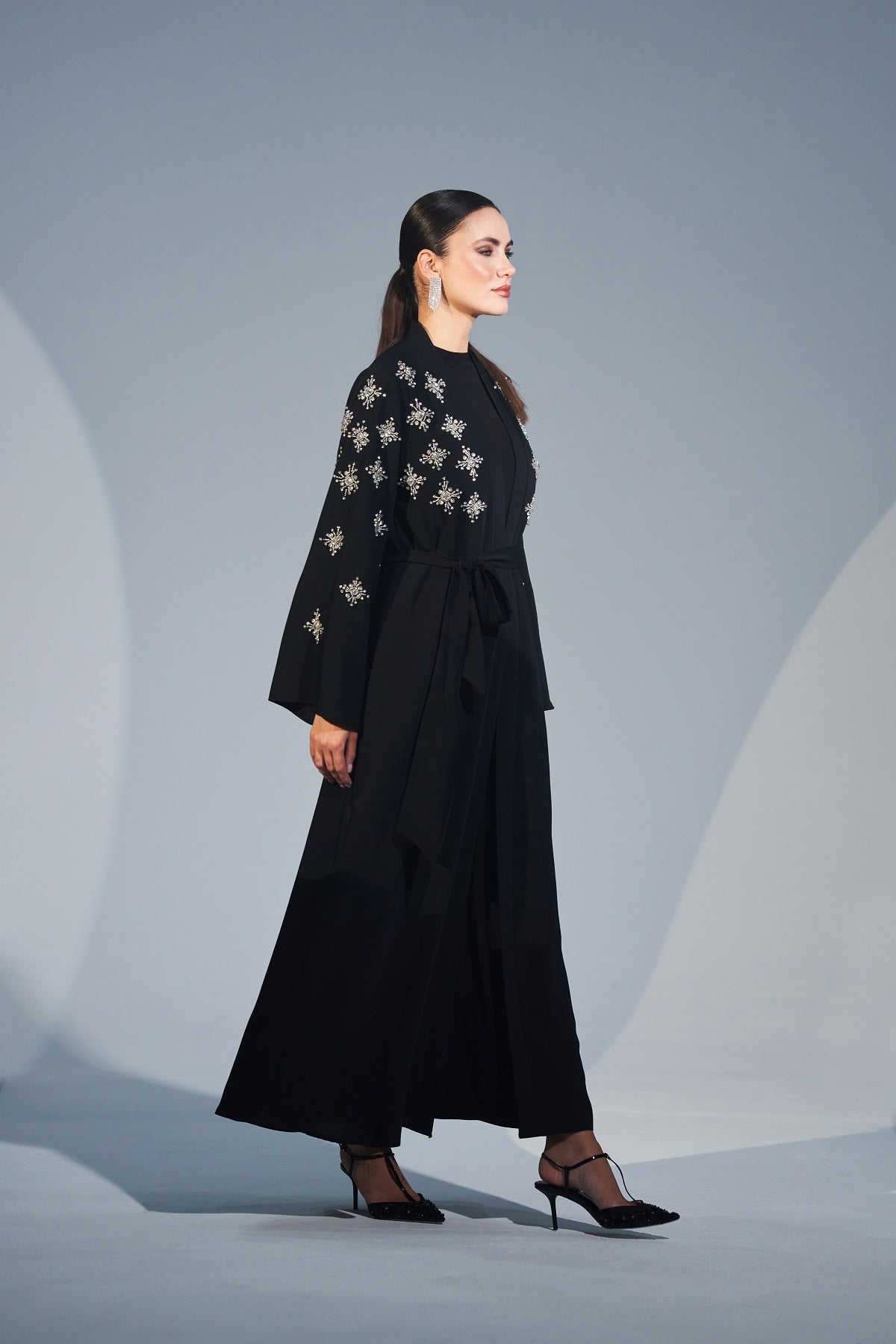 Kolları ve Önlerinde El İşi Taş Detaylı Abaya - siyah
