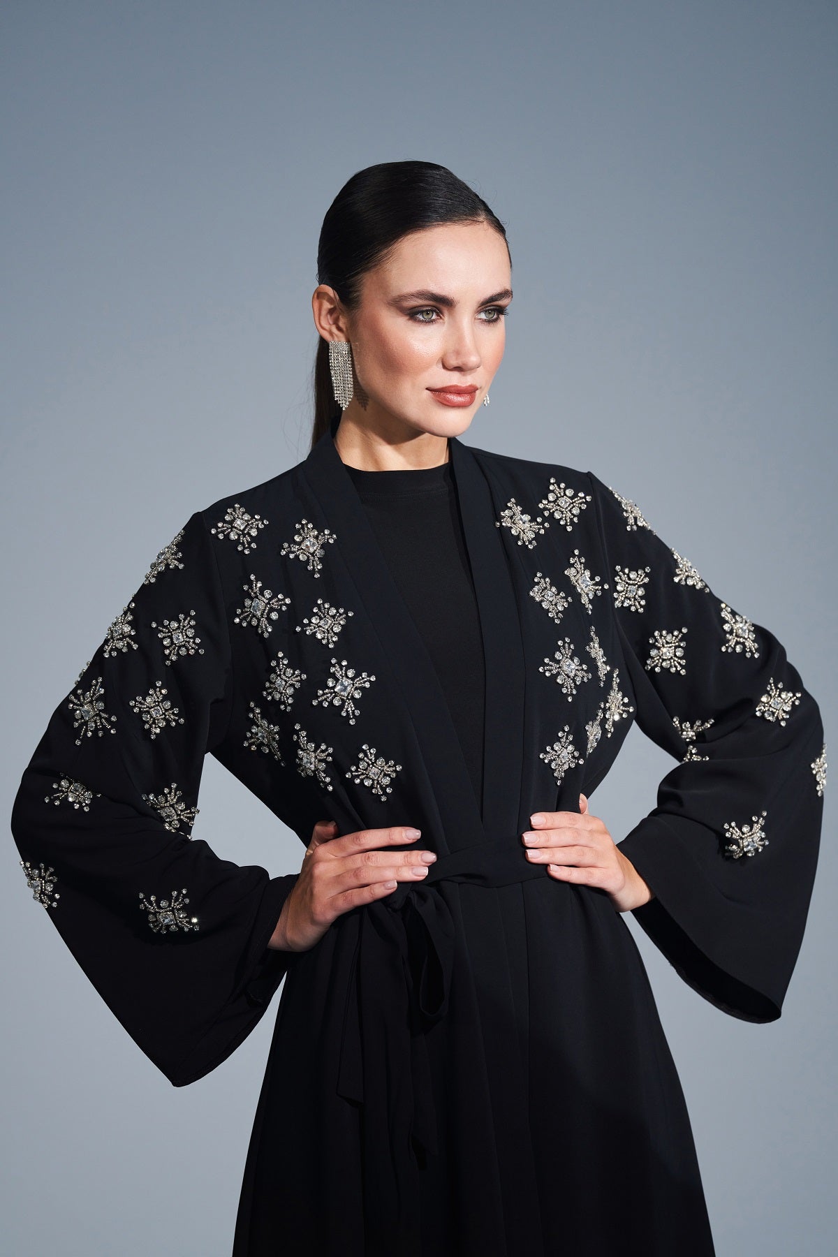 Kolları ve Önlerinde El İşi Taş Detaylı Abaya - siyah