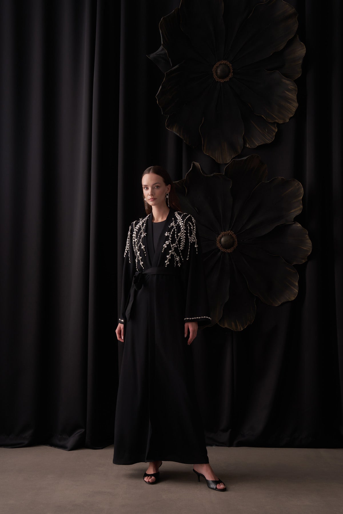 Kol Ucunda ve Yan Omuzdan Taş İşleme Detaylı Abaya - siyah