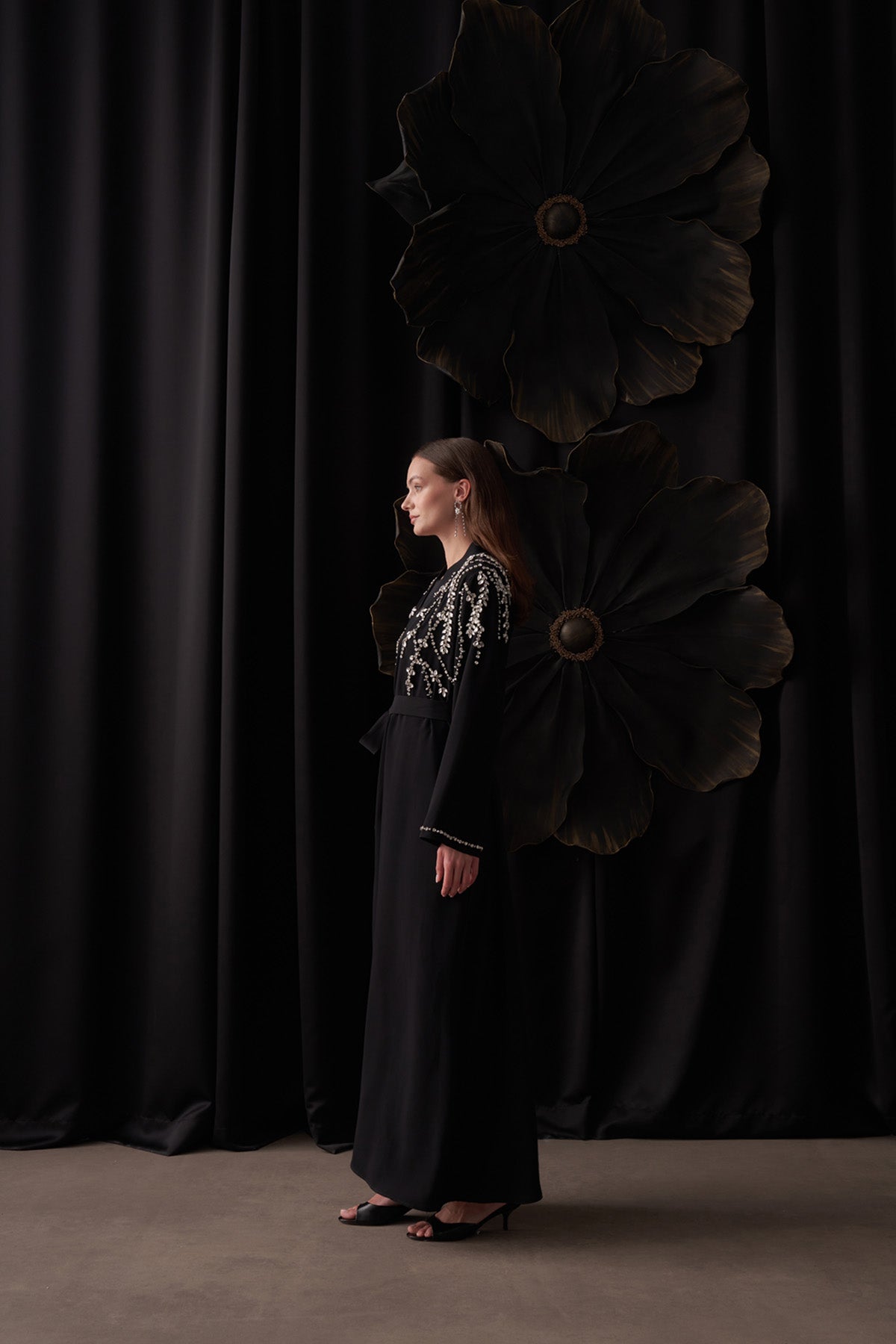 Kol Ucunda ve Yan Omuzdan Taş İşleme Detaylı Abaya - siyah