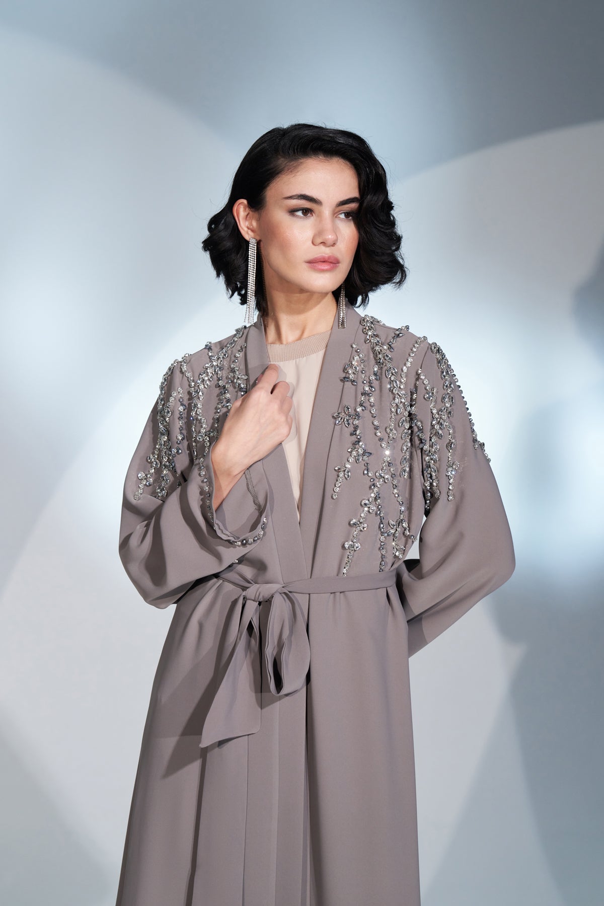 Kol Ucunda ve Yan Omuzdan Taş İşleme Detaylı Abaya - vizon
