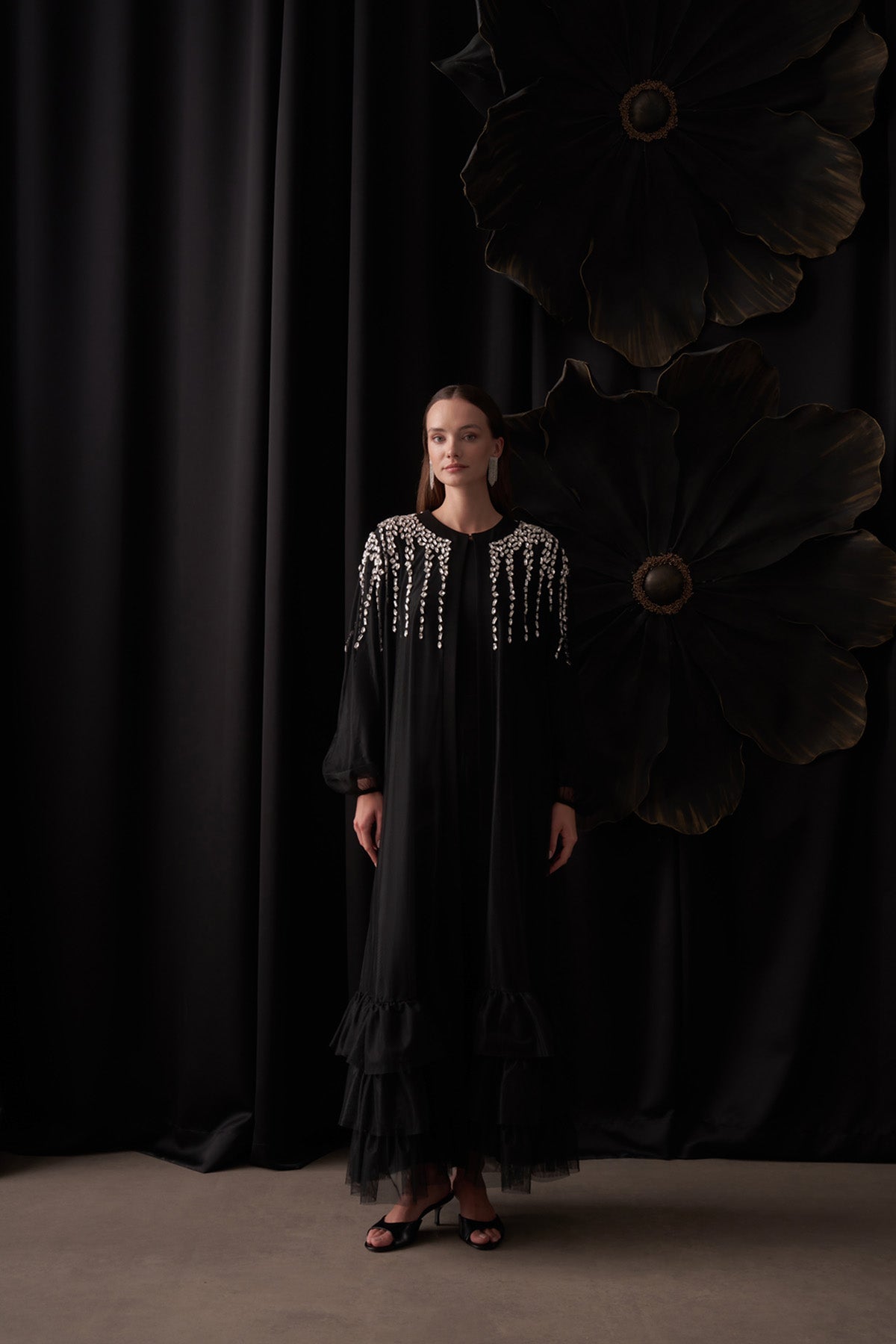 Taş Baskılı Eteği Fırfır Detaylı Tül Abaya - siyah