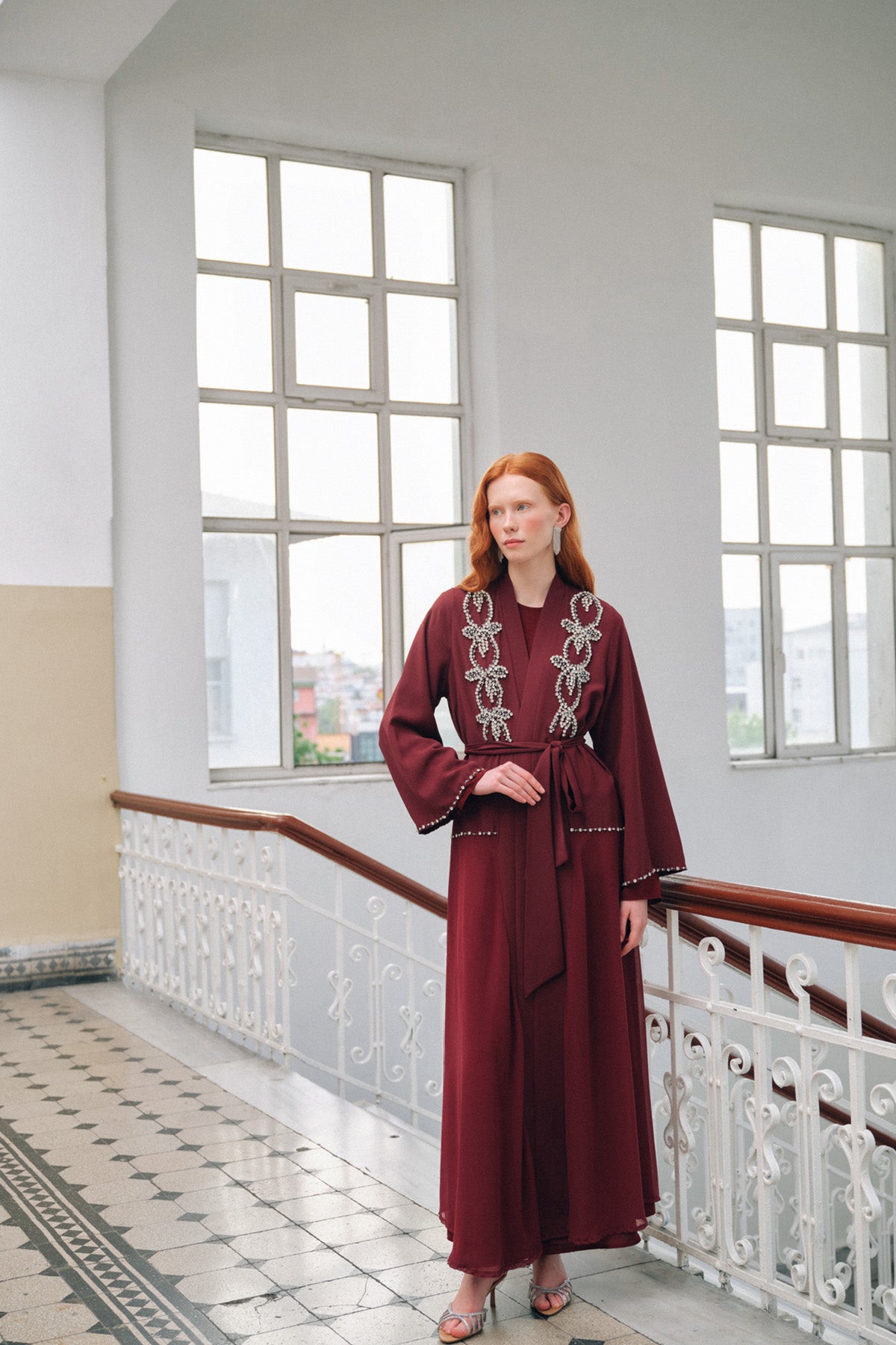 Omuz Boncuk İşleme Detaylı Etek Yanları Şifonlu Abaya - bordo