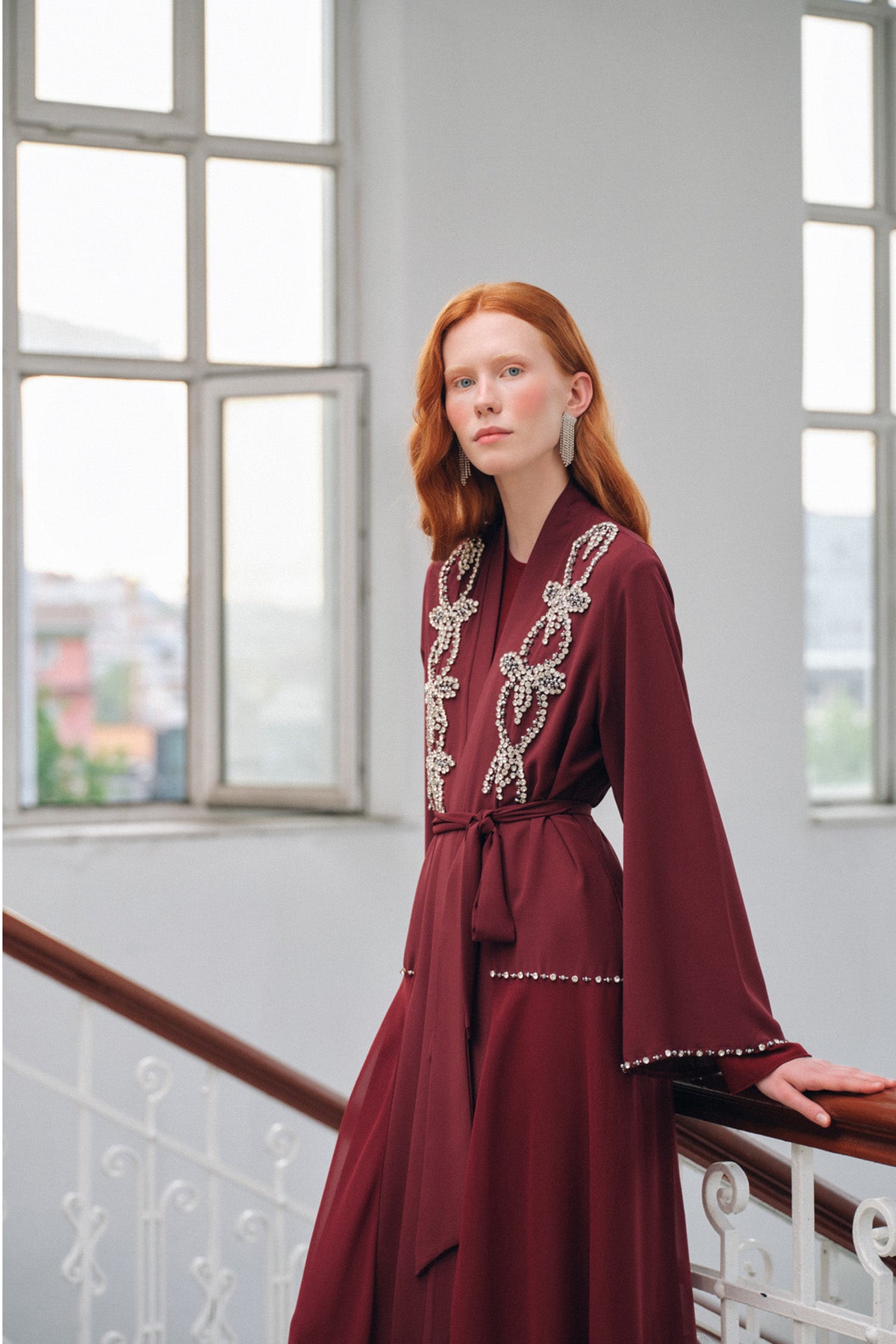 Omuz Boncuk İşleme Detaylı Etek Yanları Şifonlu Abaya - bordo