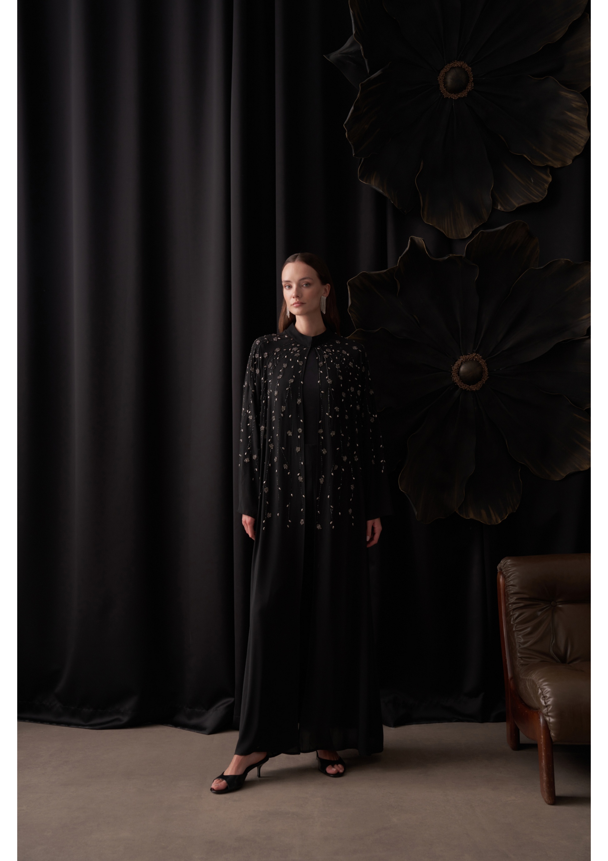 Taş Baskılı Gümüş Boncuk Detaylı Abaya - Siyah
