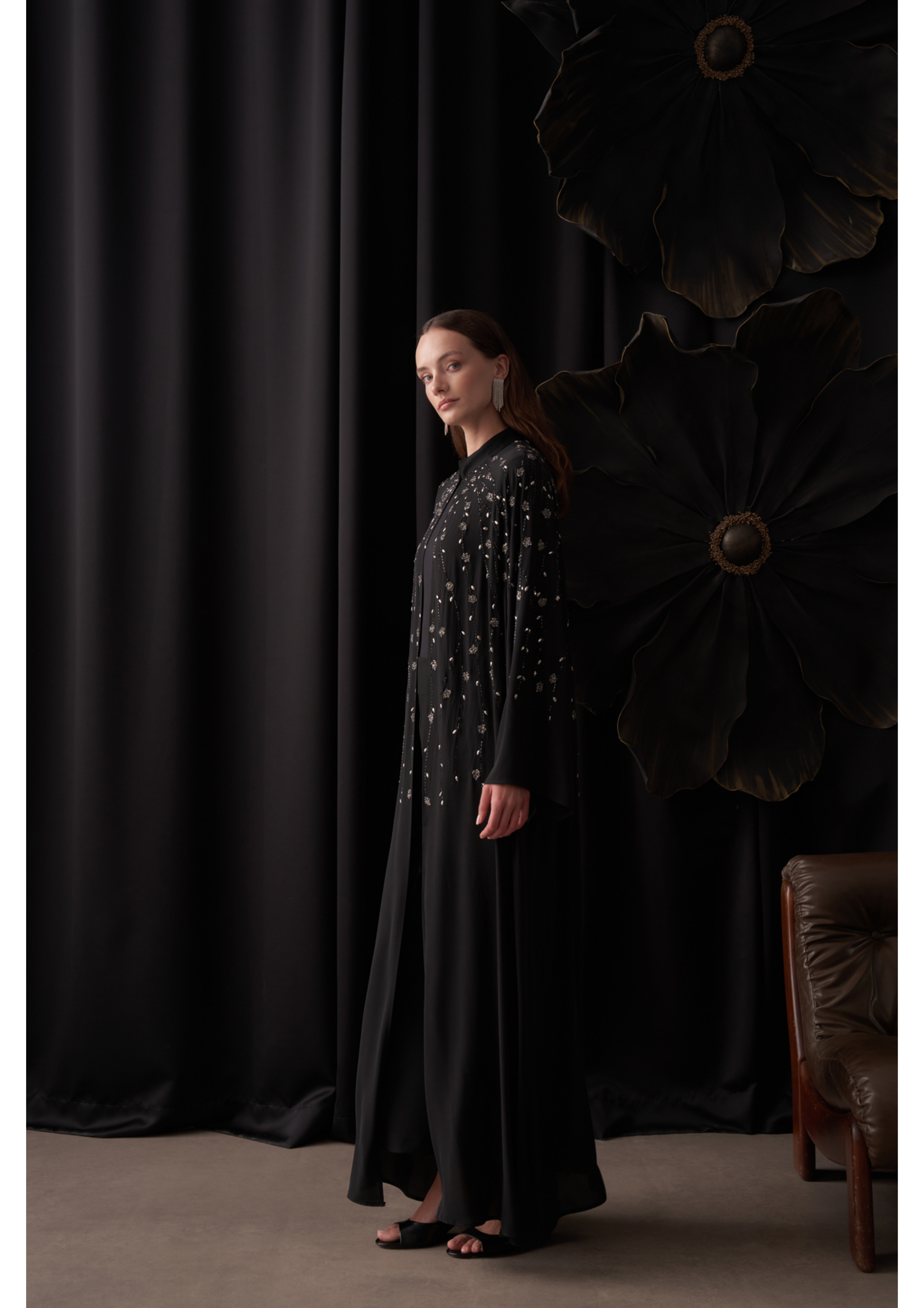 Taş Baskılı Gümüş Boncuk Detaylı Abaya - Siyah