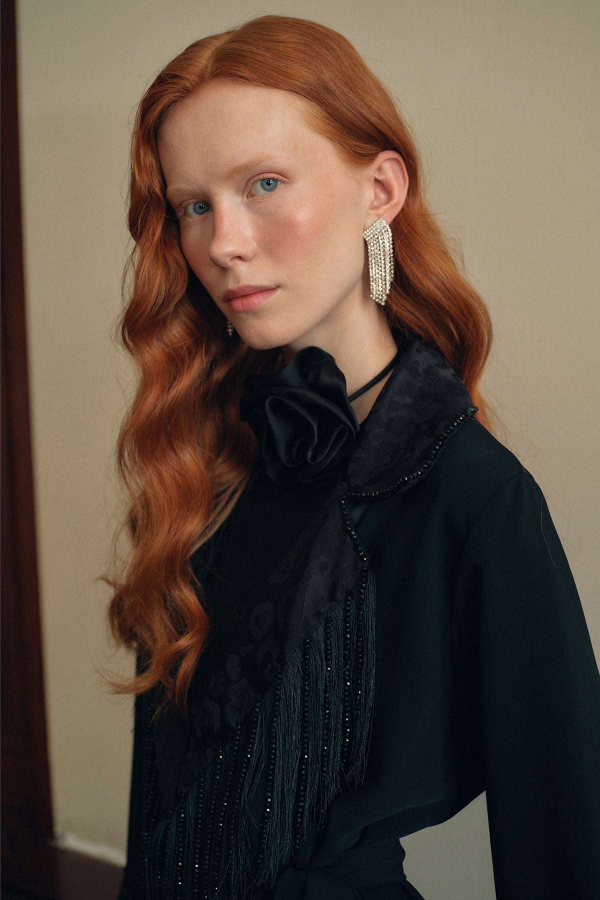 Püskül ve Taş Boncuk İşleme Detaylı Abaya - siyah