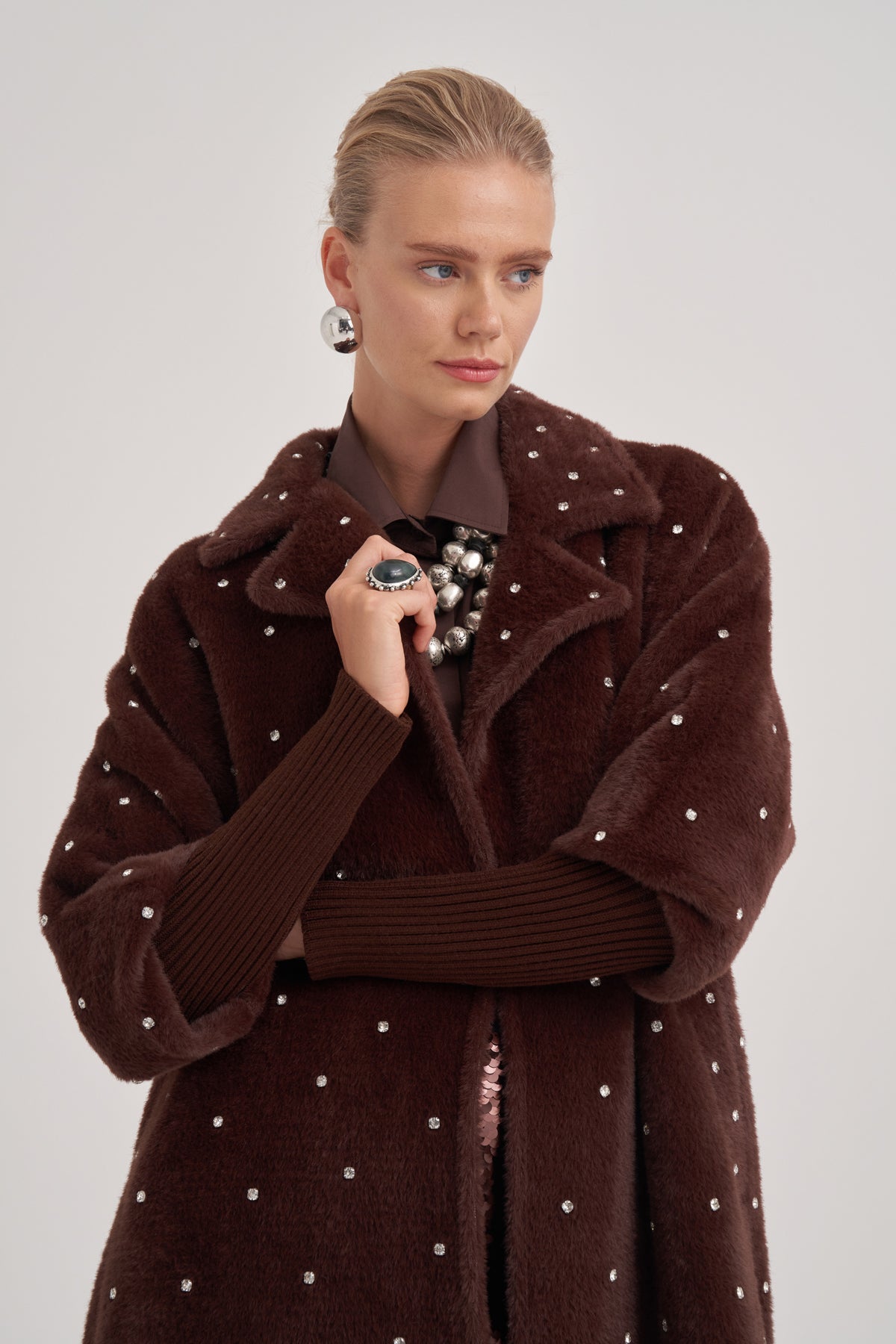 Kolları Triko Detaylı Taş Baskılı Kaban - kahve