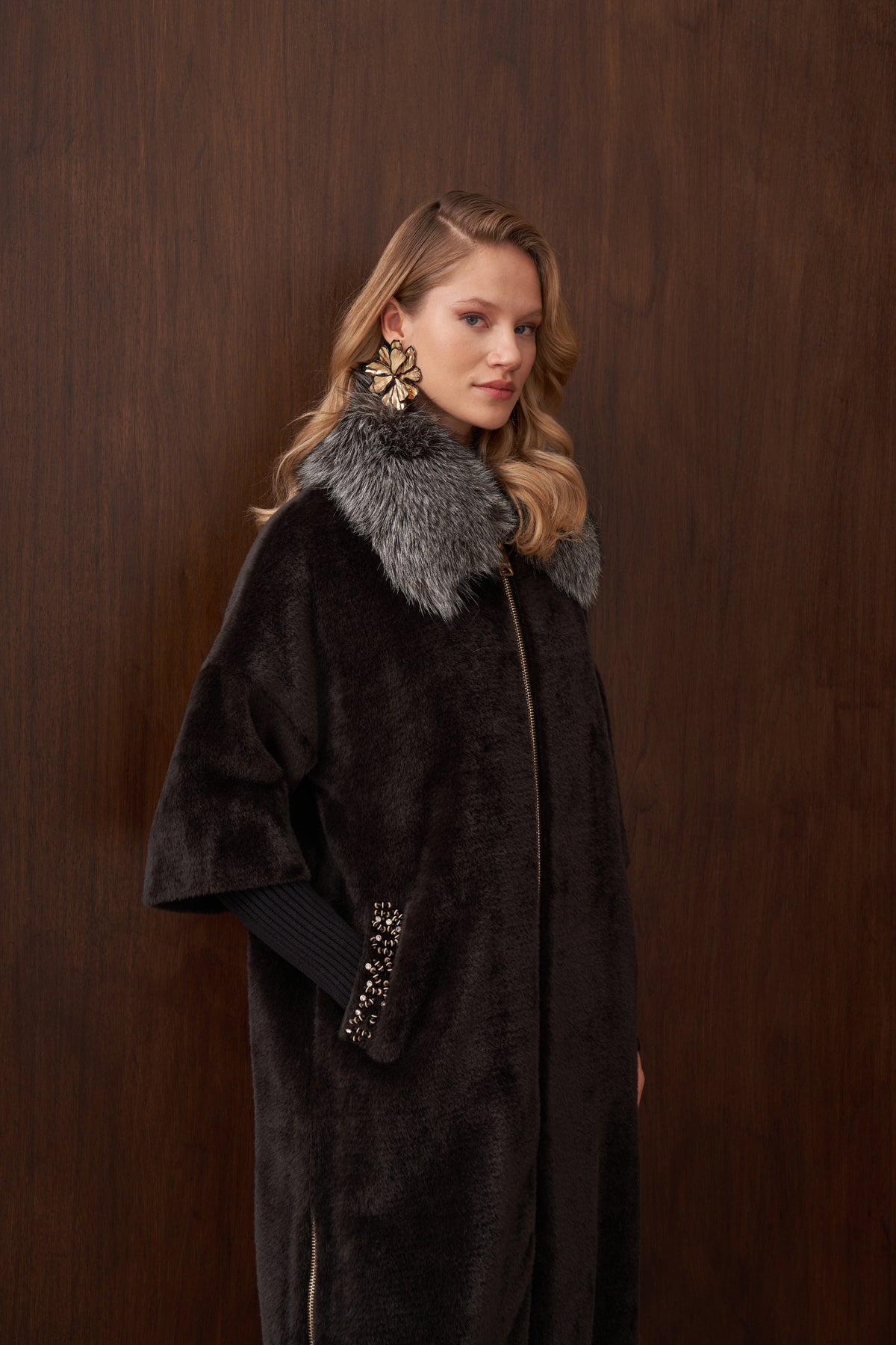 Kürklü Elişi ve Triko Detaylı Angora Kaban - siyah