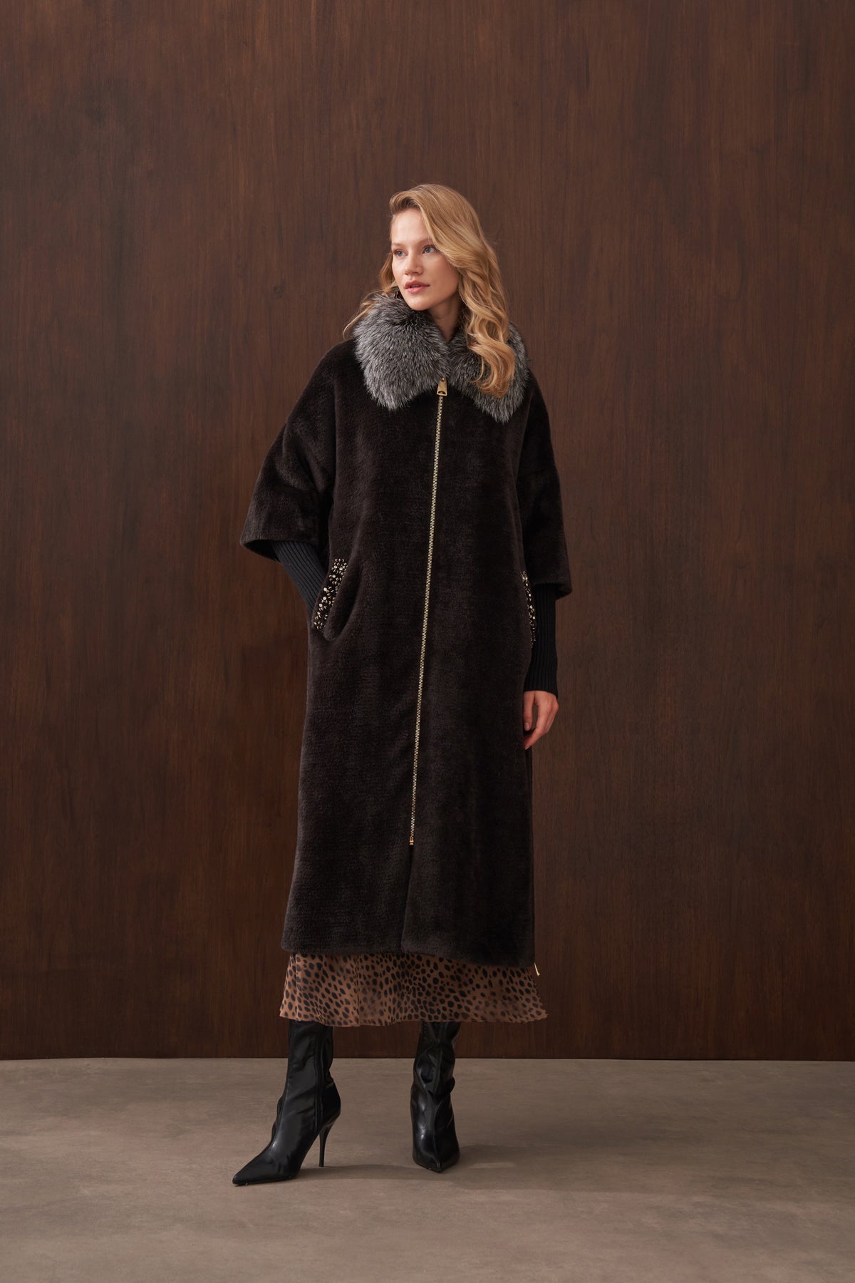 Kürklü Elişi ve Triko Detaylı Angora Kaban - siyah