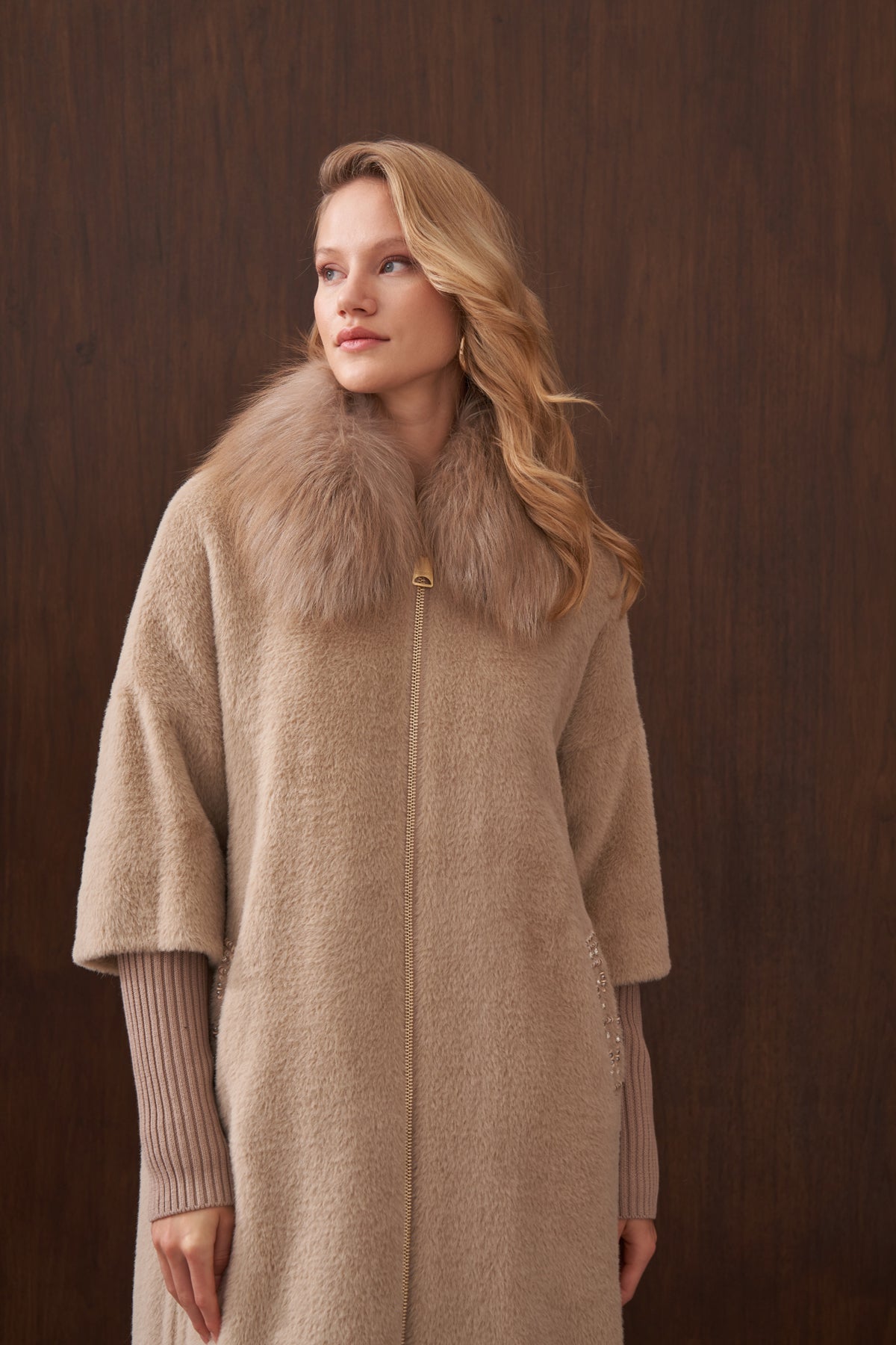 Kürklü Elişi ve Triko Detaylı Angora Kaban - koyu bej