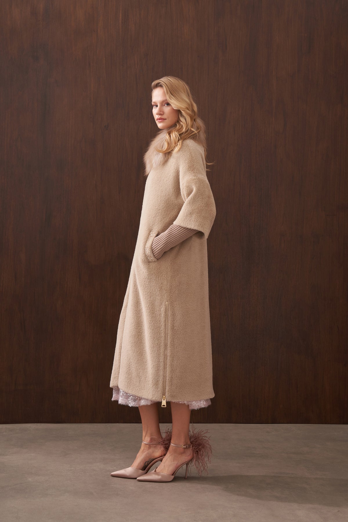 Kürklü Elişi ve Triko Detaylı Angora Kaban - koyu bej