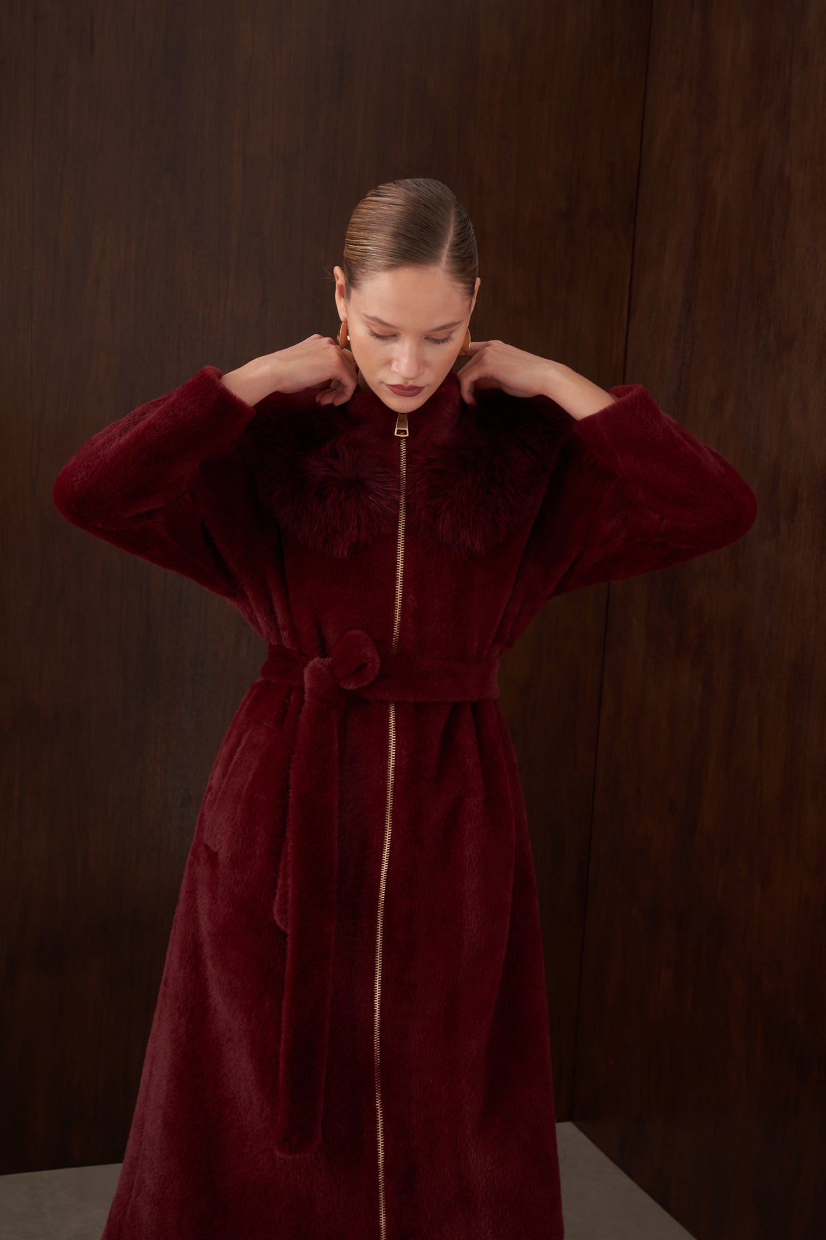 Omuzdan Şal Detaylı Kürklü Angora Kaban - bordo