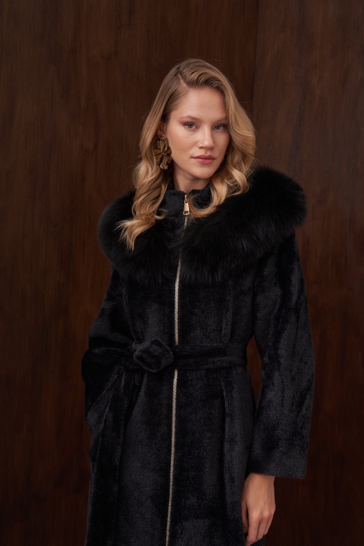 Omuzdan Şal Detaylı Kürklü Angora Kaban - siyah