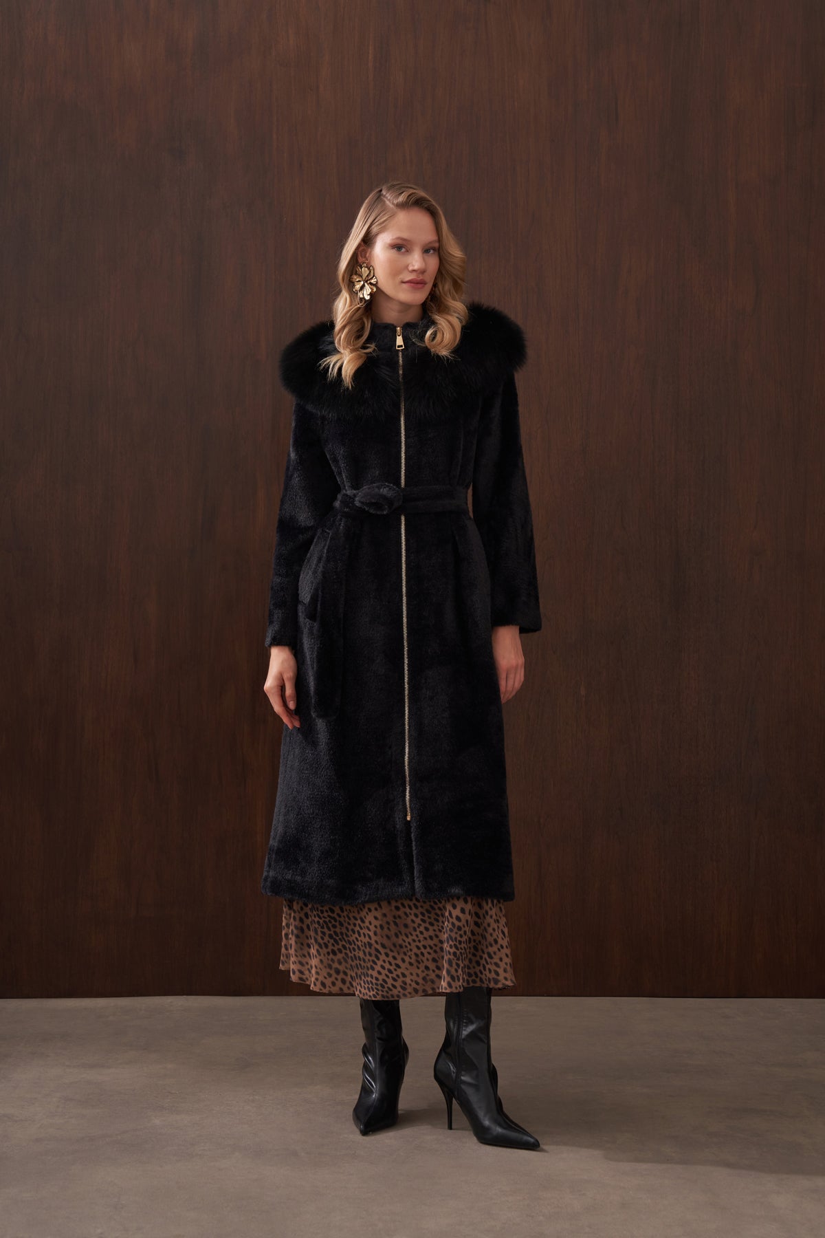 Omuzdan Şal Detaylı Kürklü Angora Kaban - siyah