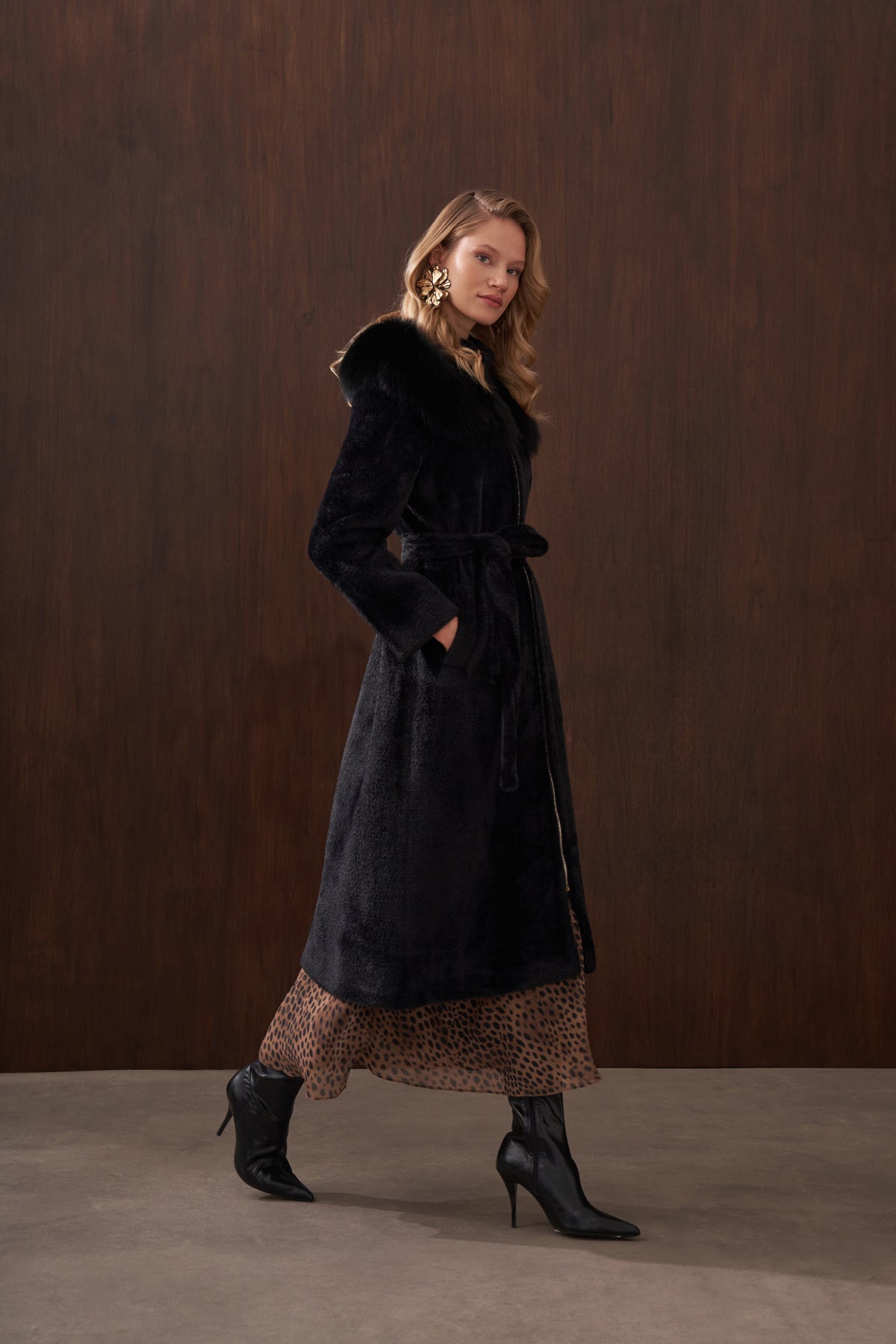 Omuzdan Şal Detaylı Kürklü Angora Kaban - siyah