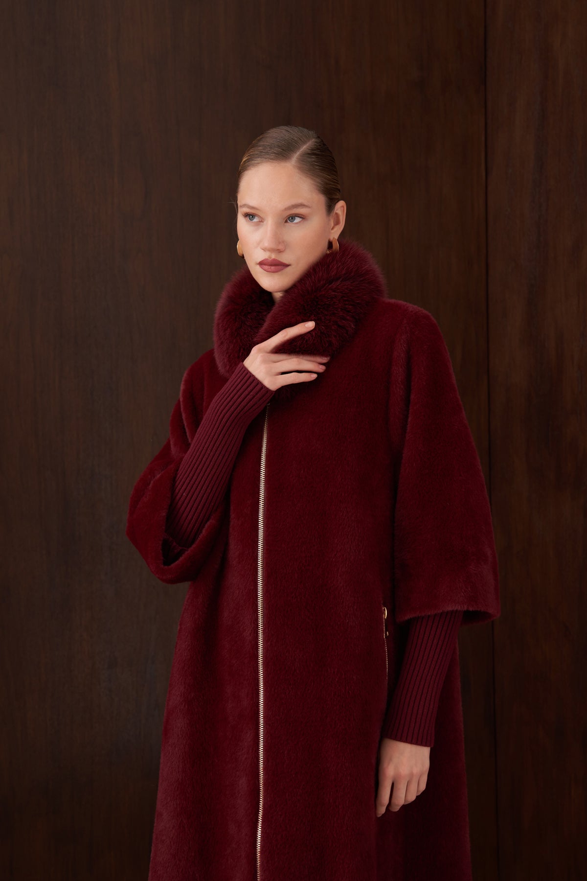 Omuzdan Şal Detaylı Kürklü Angora Kaban - bordo