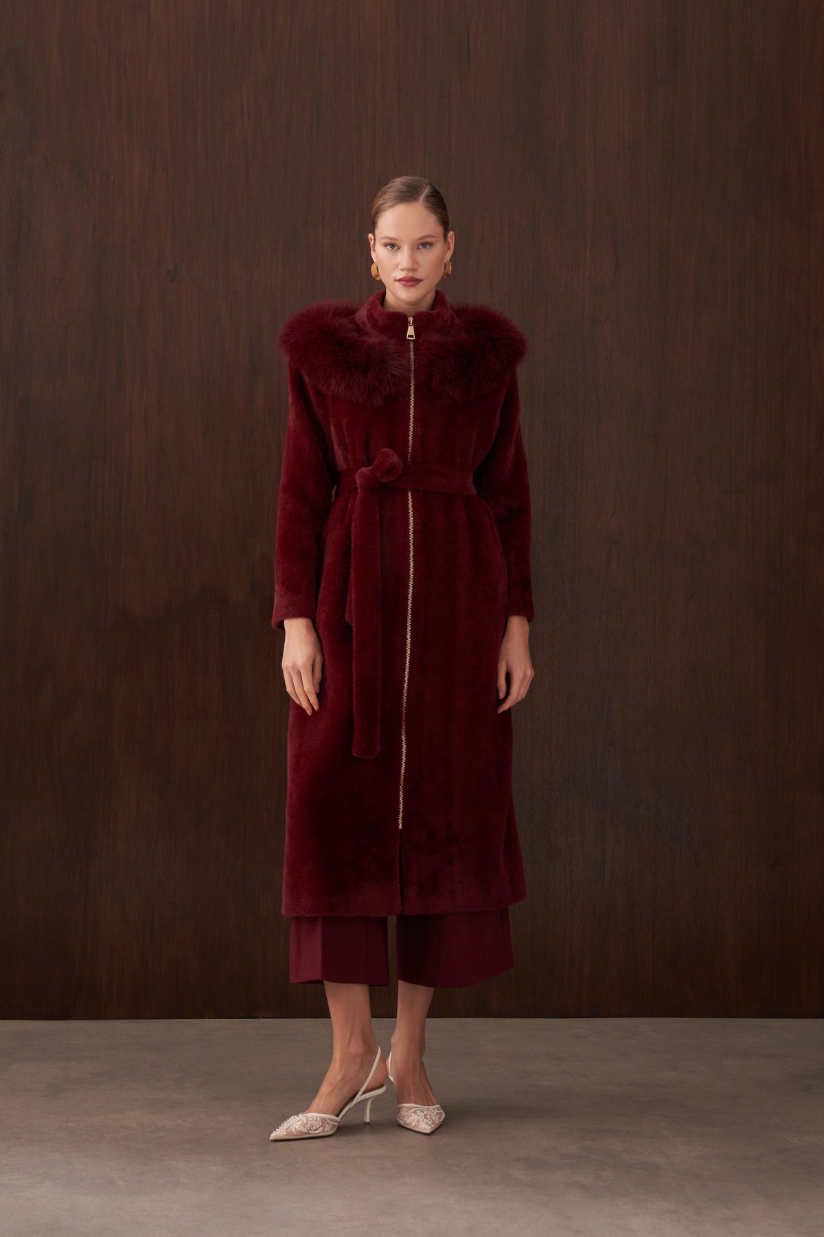 Omuzdan Şal Detaylı Kürklü Angora Kaban - bordo