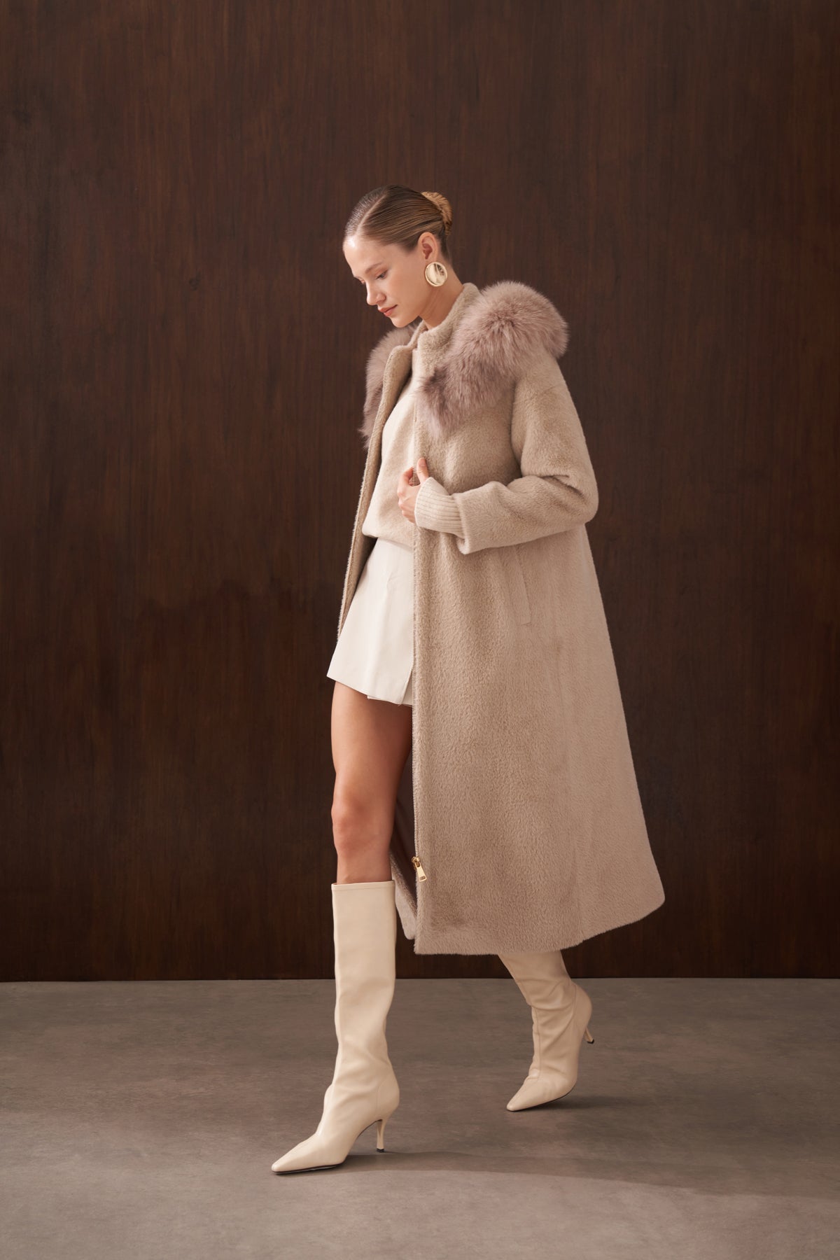 Omuzdan Şal Detaylı Kürklü Angora Kaban - koyu bej