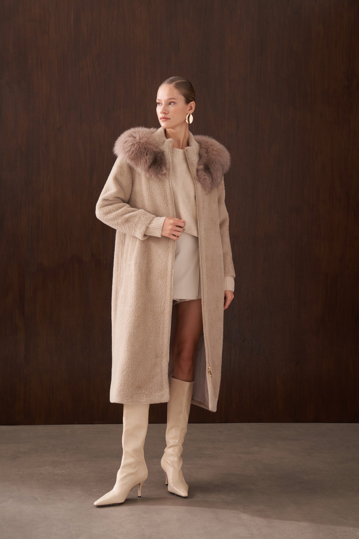 Omuzdan Şal Detaylı Kürklü Angora Kaban - koyu bej