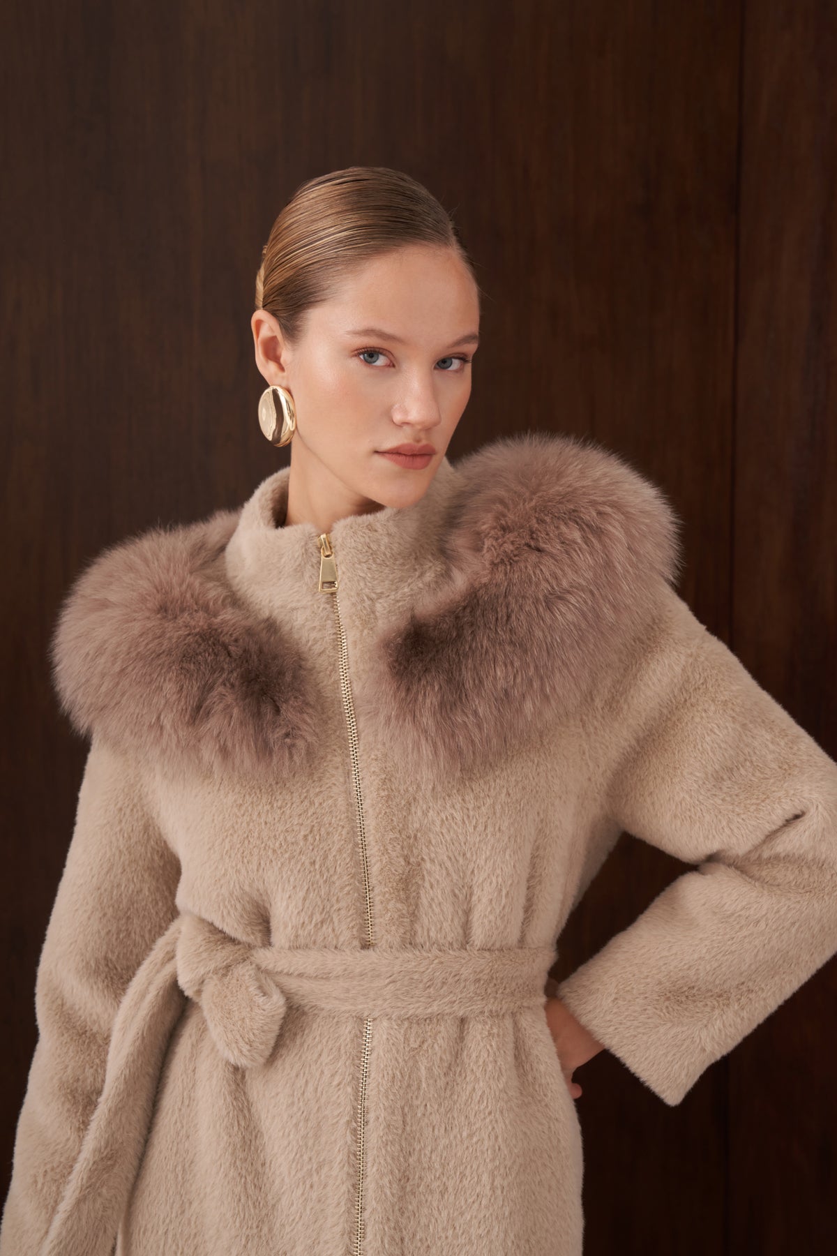 Omuzdan Şal Detaylı Kürklü Angora Kaban - koyu bej