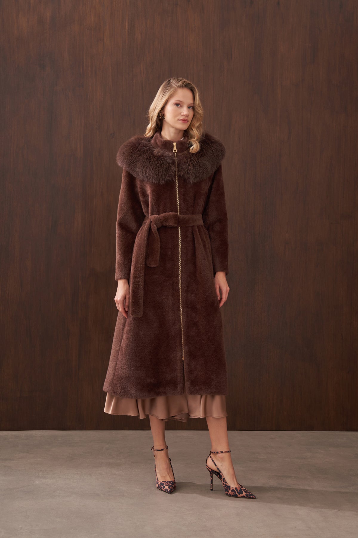 Omuzdan Şal Detaylı Kürklü Angora Kaban - kahve