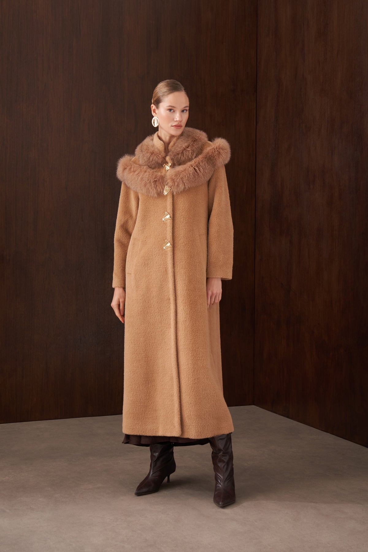 Omuzu Kürk Detaylı Düğmeli Angora Kaban - cappuccino