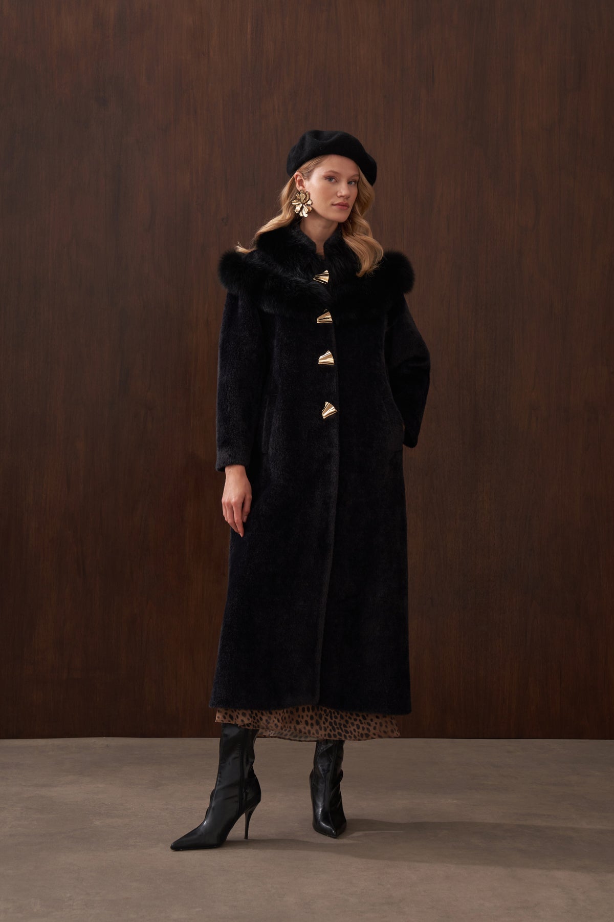 Omuzu Kürk Detaylı Düğmeli Angora Kaban - siyah