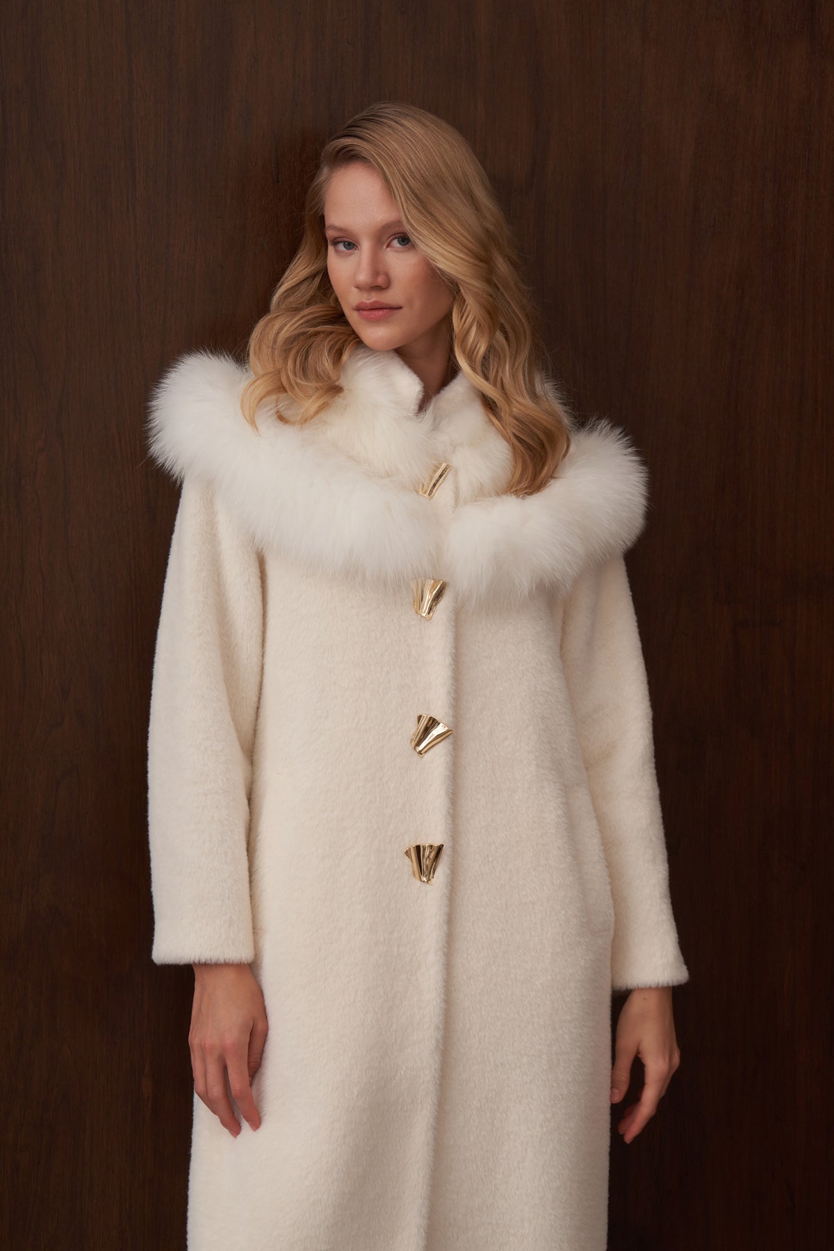 Omuzu Kürk Detaylı Düğmeli Angora Kaban - ekru